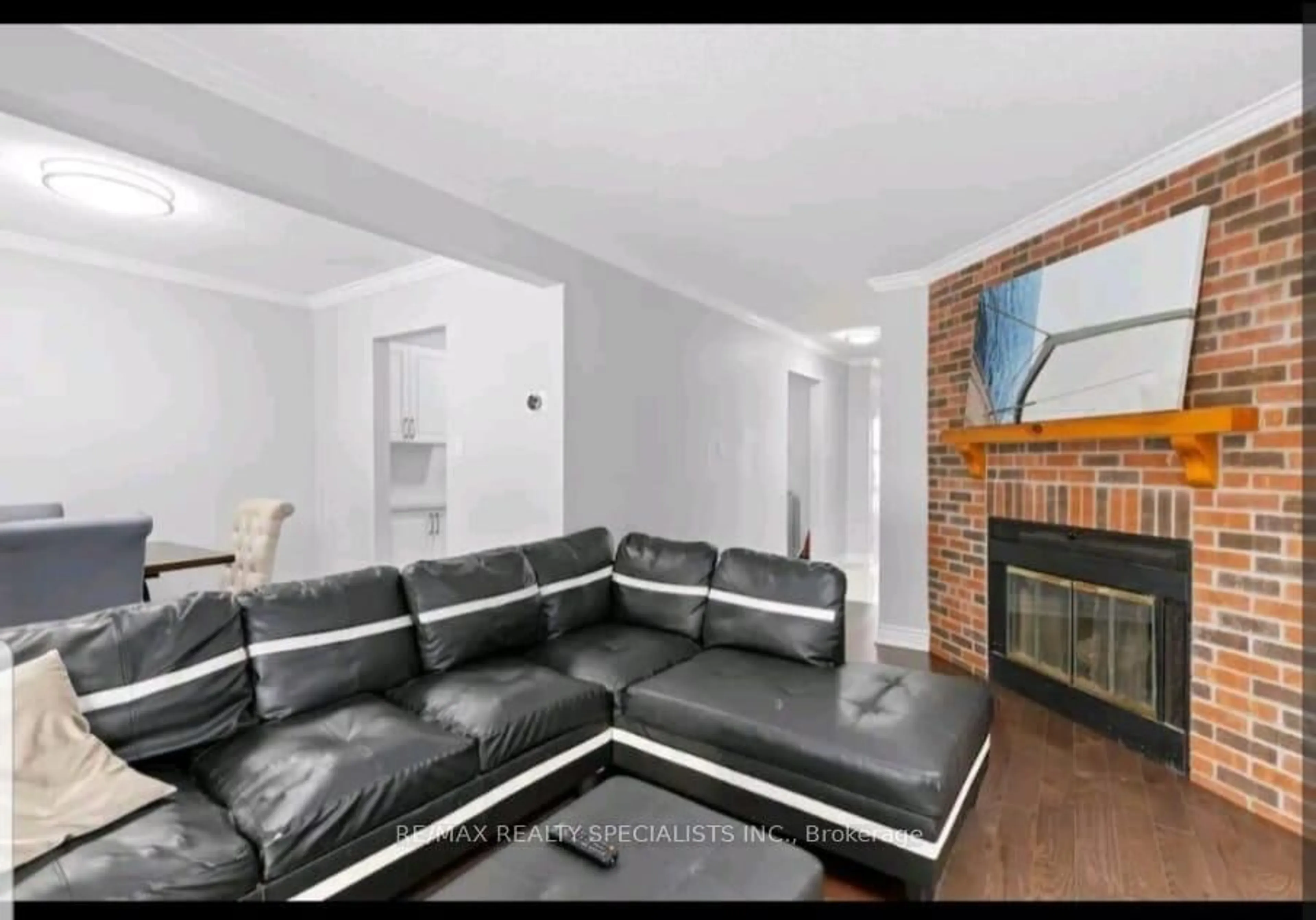 Living room with furniture, unknown for 30 Adam St, Brampton Ontario L6Z 2S1