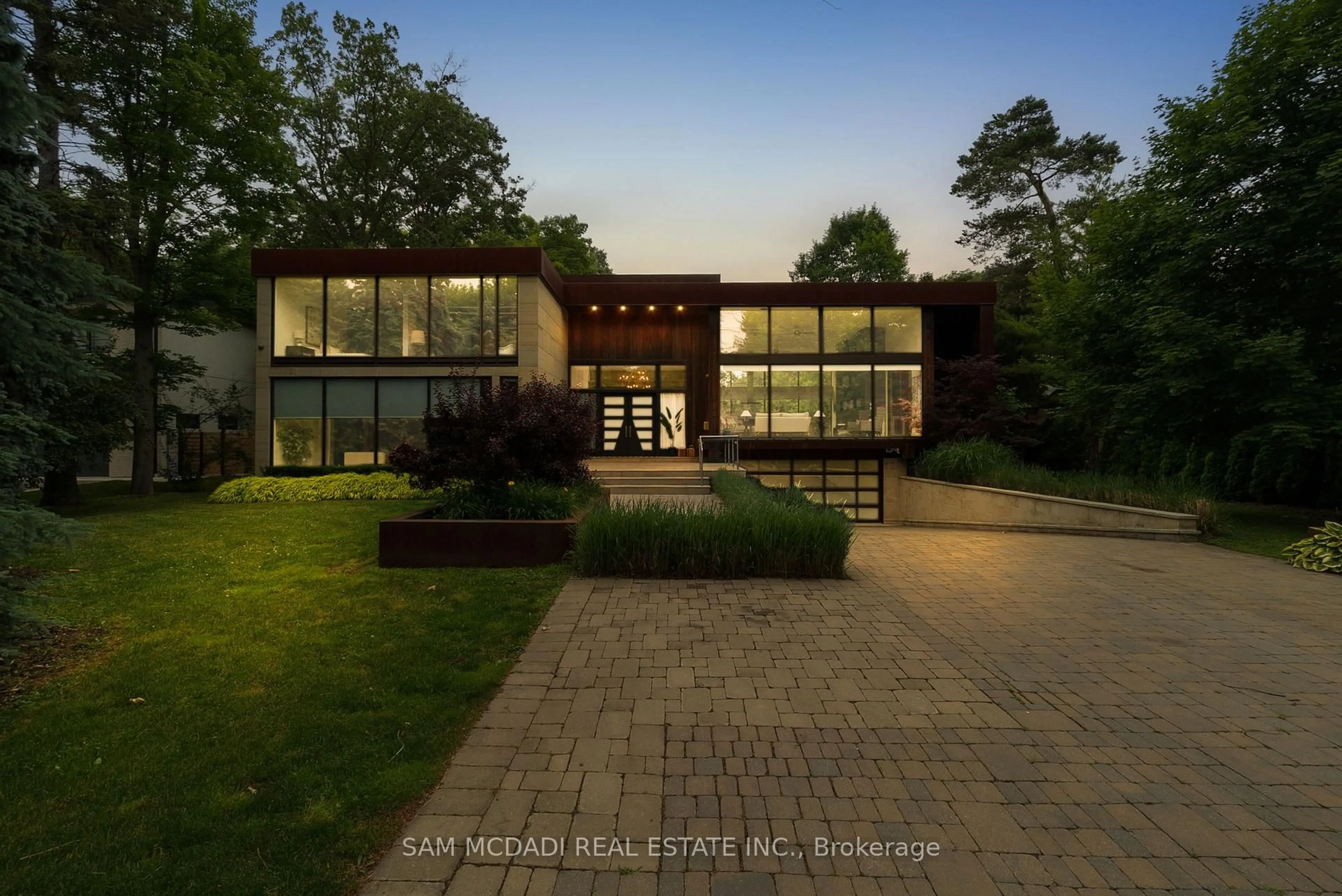 Home with brick exterior material, unknown for 1287 Birchview Dr, Mississauga Ontario L5H 3E3
