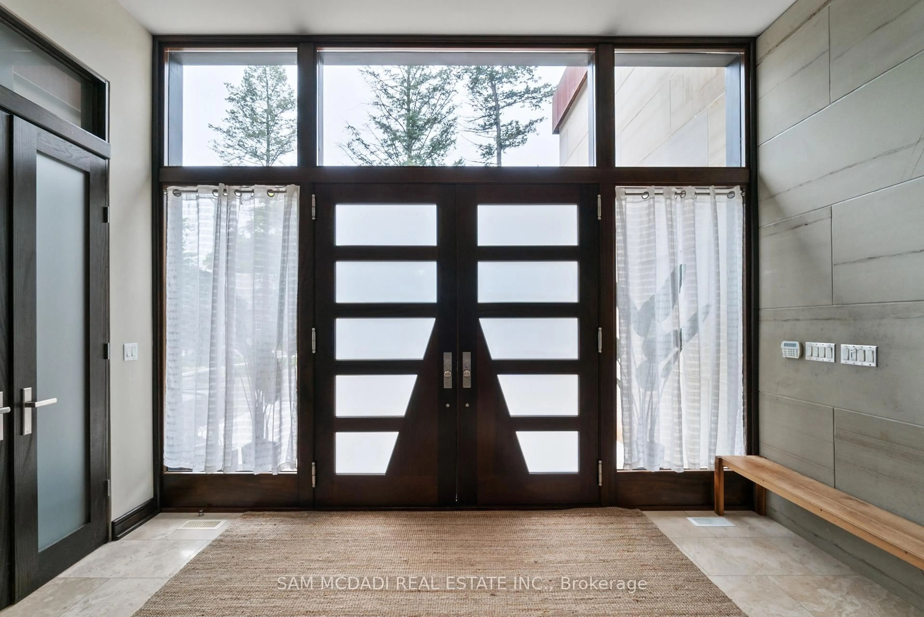 Indoor entryway for 1287 Birchview Dr, Mississauga Ontario L5H 3E3