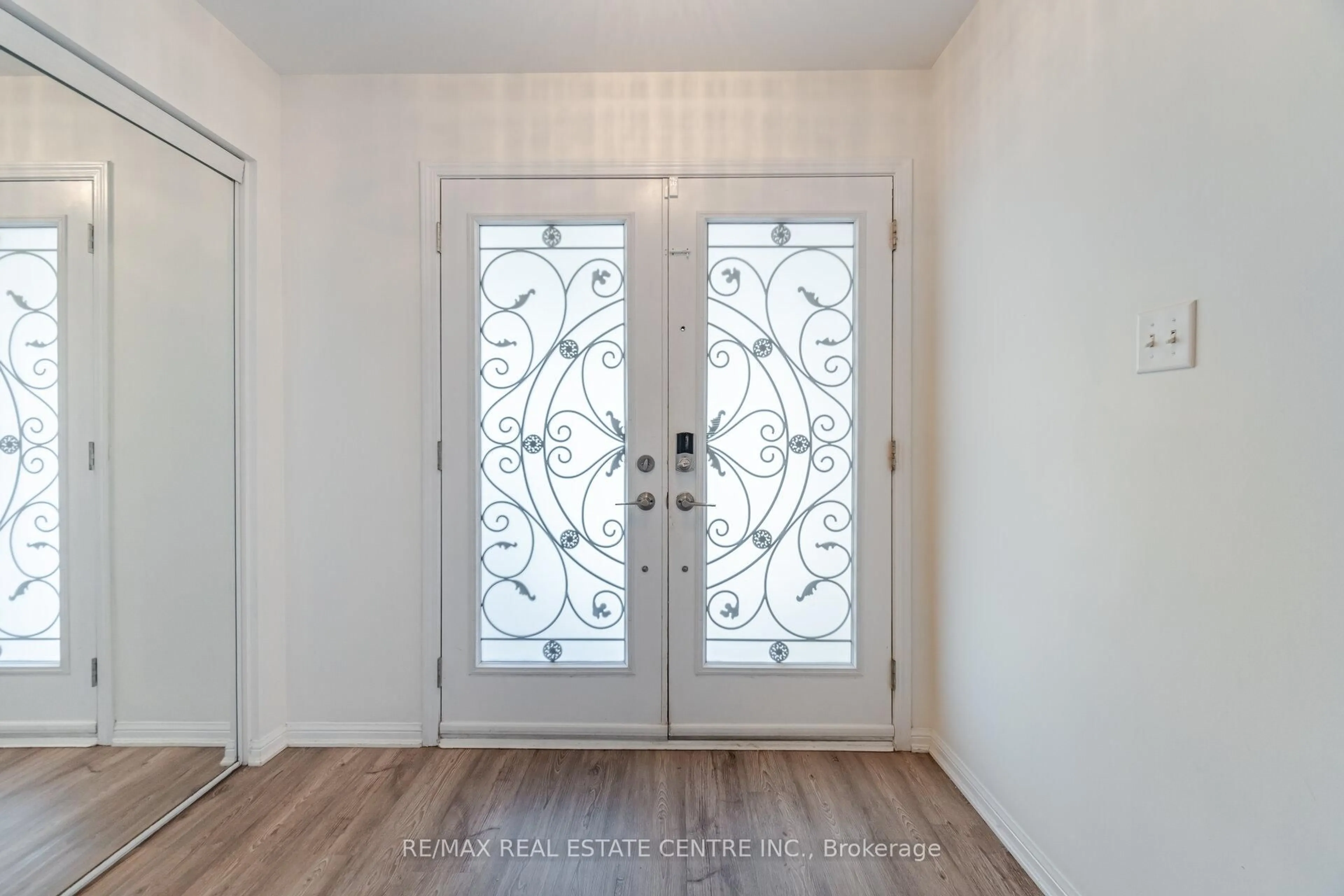 Indoor entryway for 996 Savoline Blvd, Milton Ontario L9T 7T1