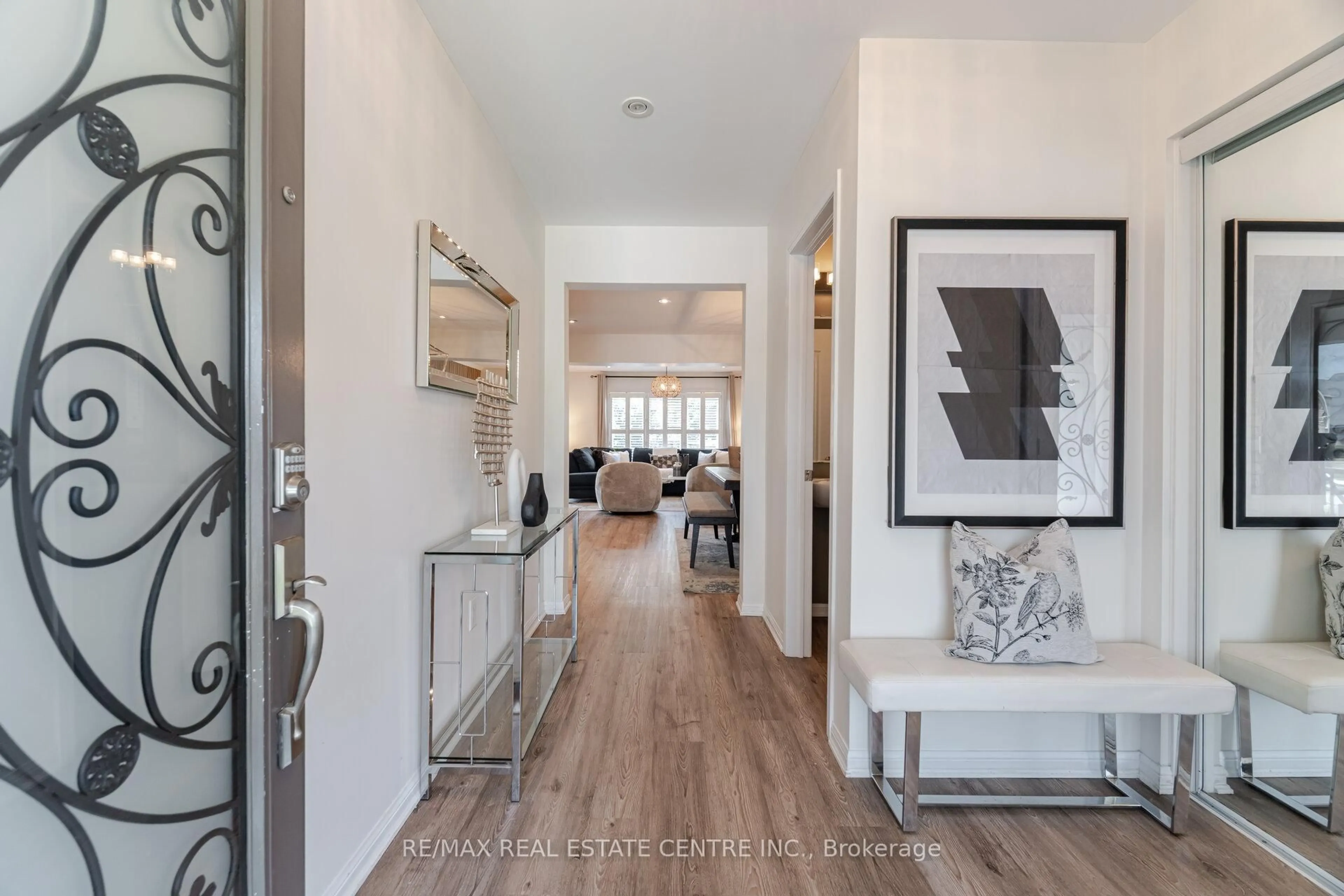 Indoor entryway for 996 Savoline Blvd, Milton Ontario L9T 7T1