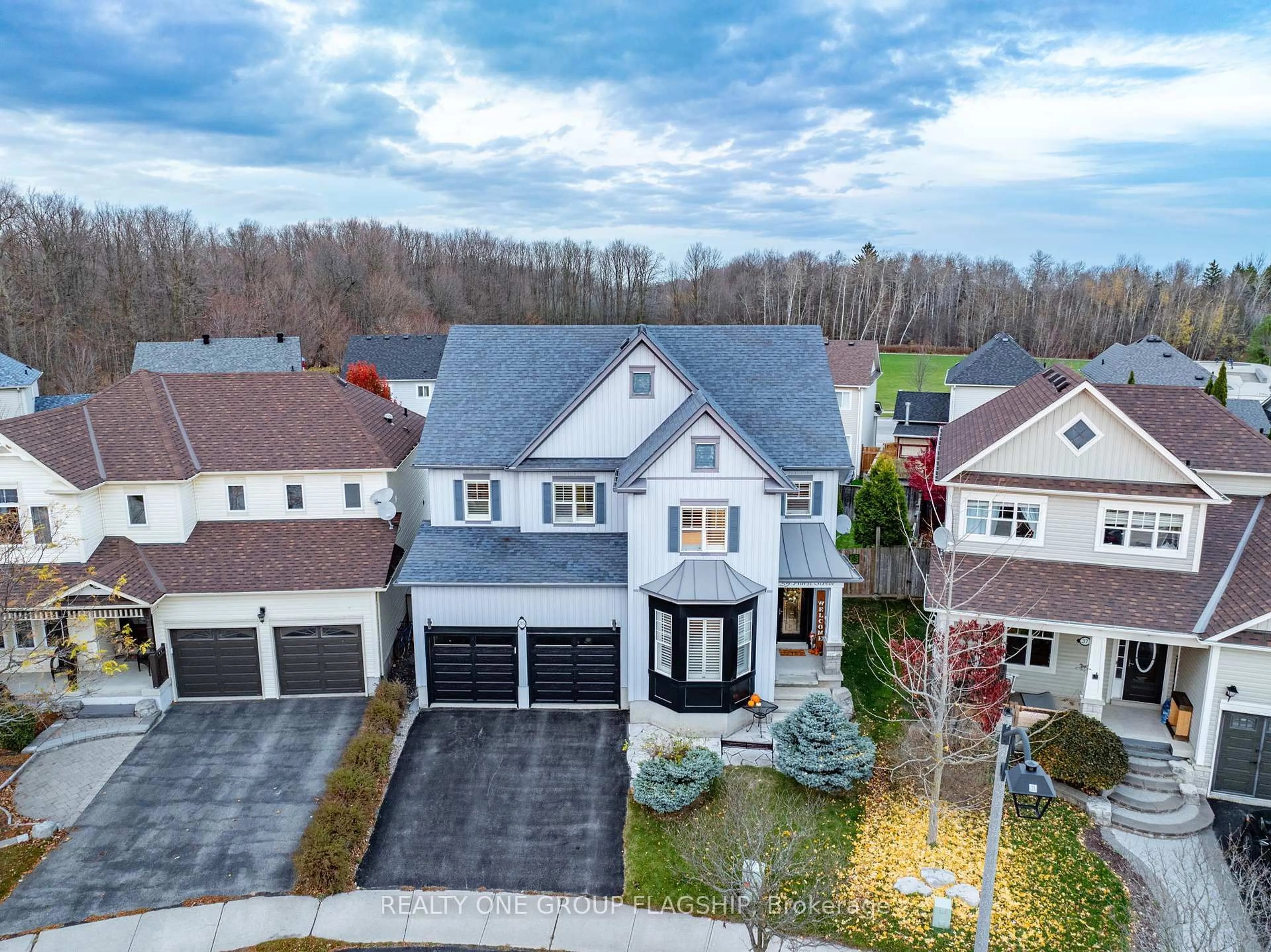 A pic from outside/outdoor area/front of a property/back of a property/a pic from drone, street for 35 Hurst St, Halton Hills Ontario L7J 2Z8