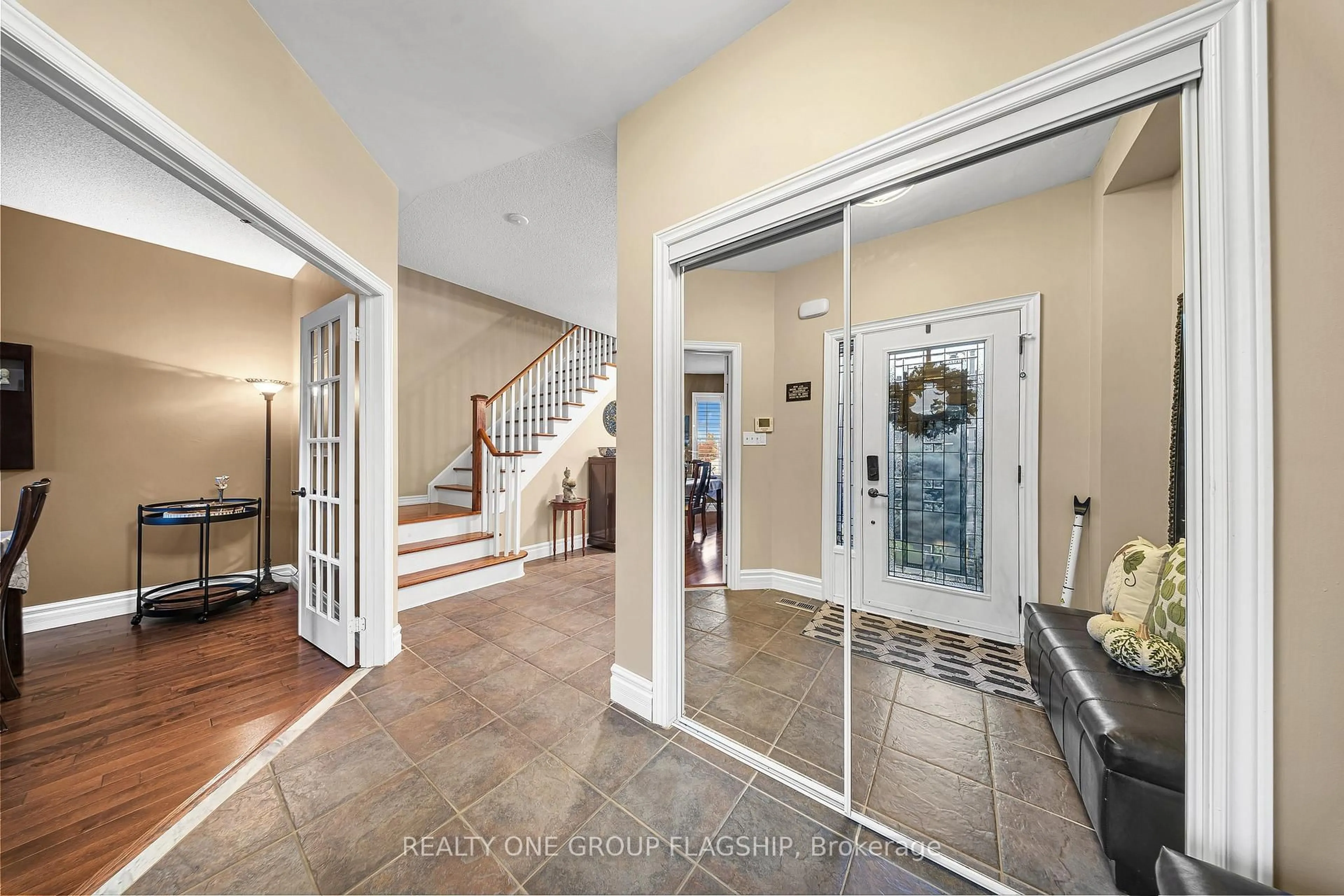Indoor entryway for 35 Hurst St, Halton Hills Ontario L7J 2Z8