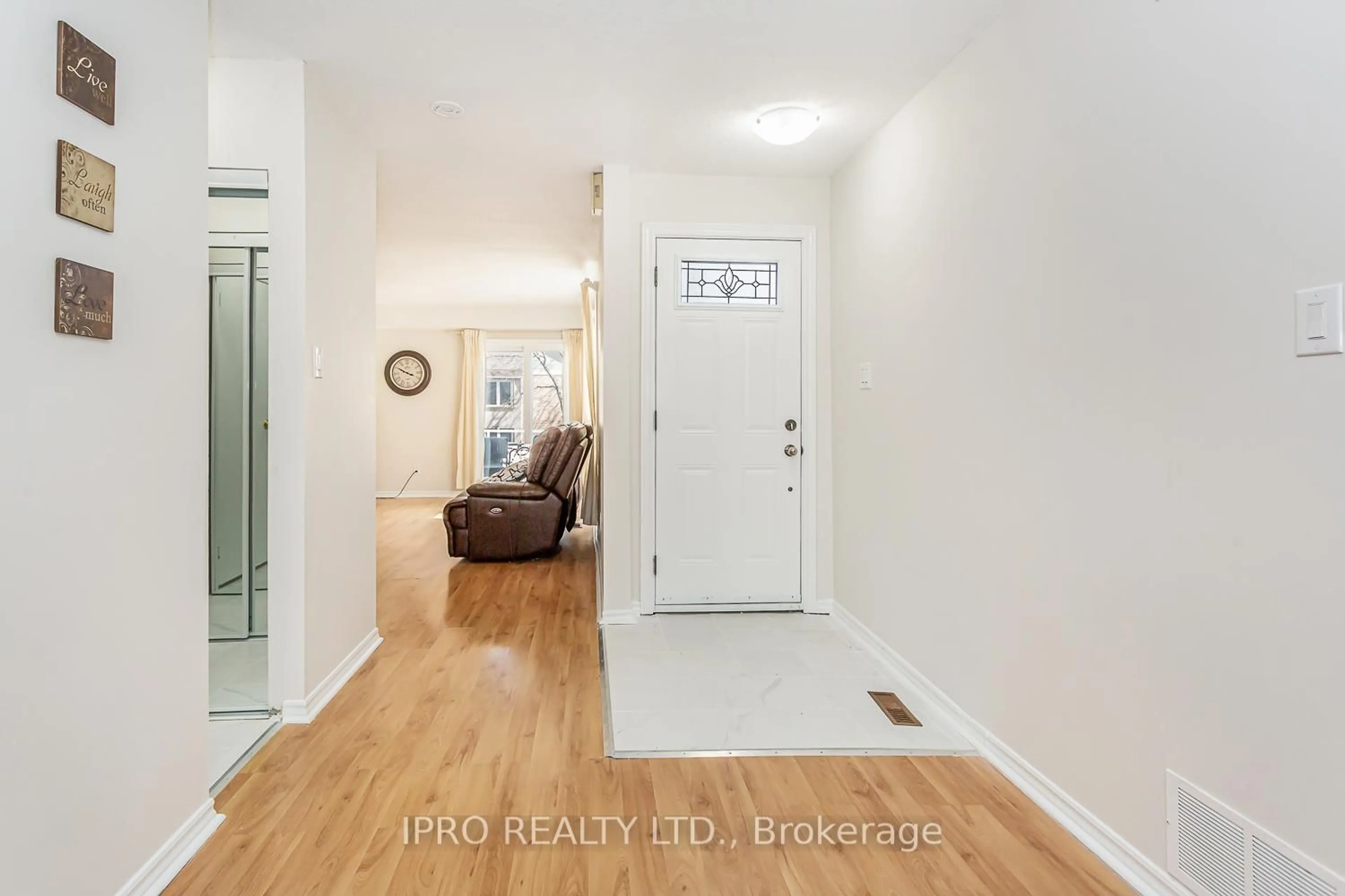 Indoor entryway for 1172 Kos Blvd, Mississauga Ontario L5J 4L7