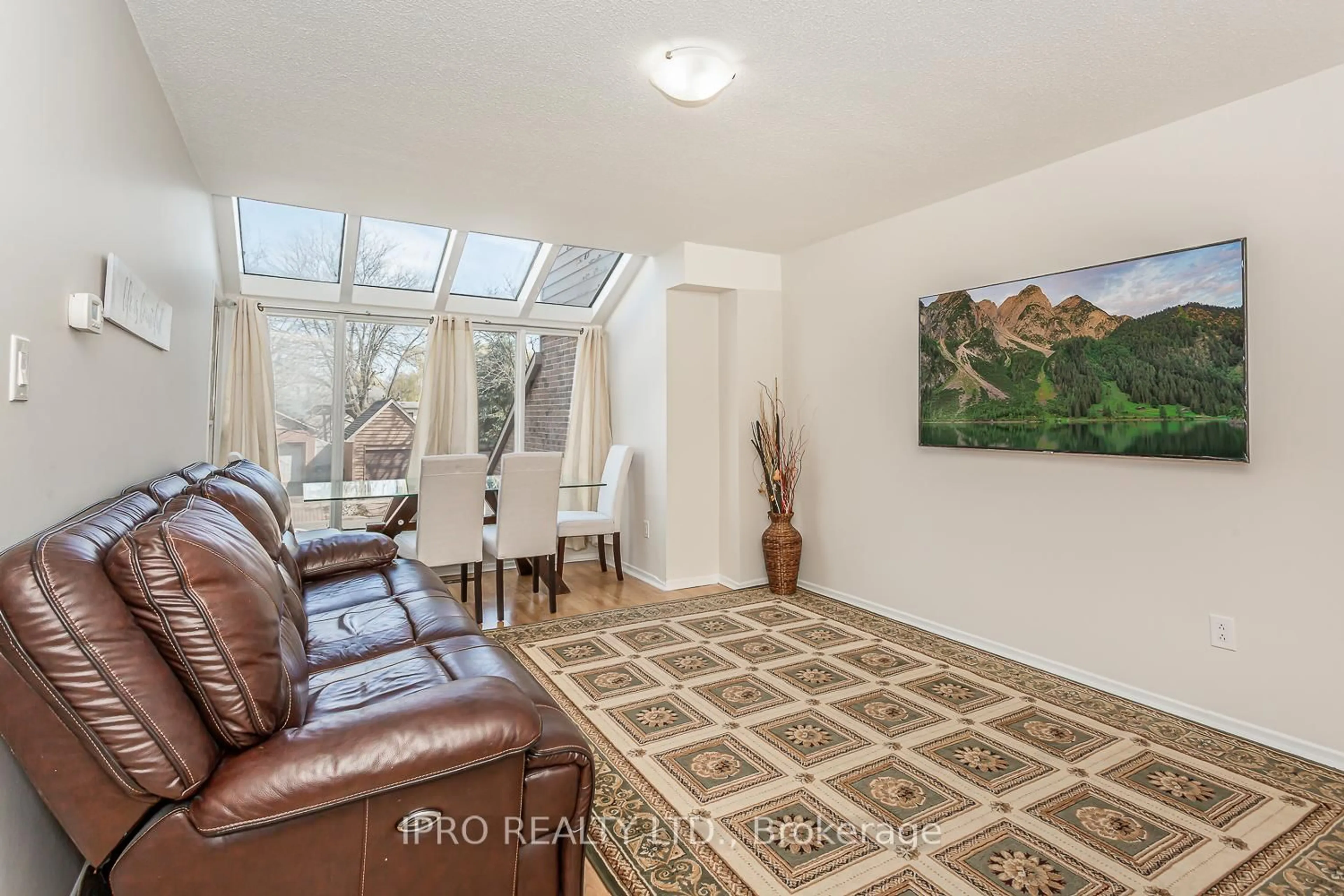 Living room with furniture, unknown for 1172 Kos Blvd, Mississauga Ontario L5J 4L7