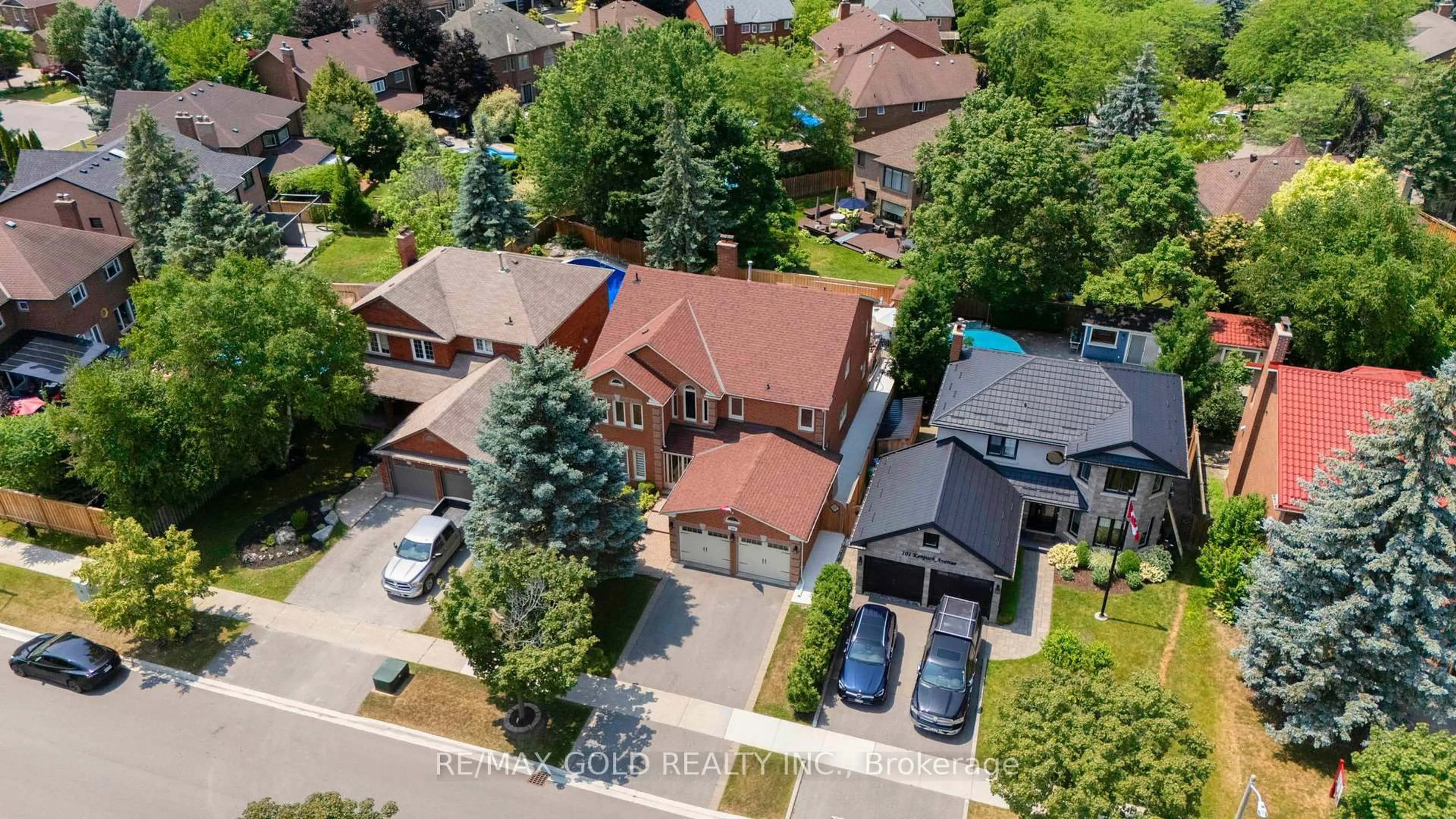 A pic from outside/outdoor area/front of a property/back of a property/a pic from drone, street for 103 Kenpark Ave, Brampton Ontario L6Z 3K5
