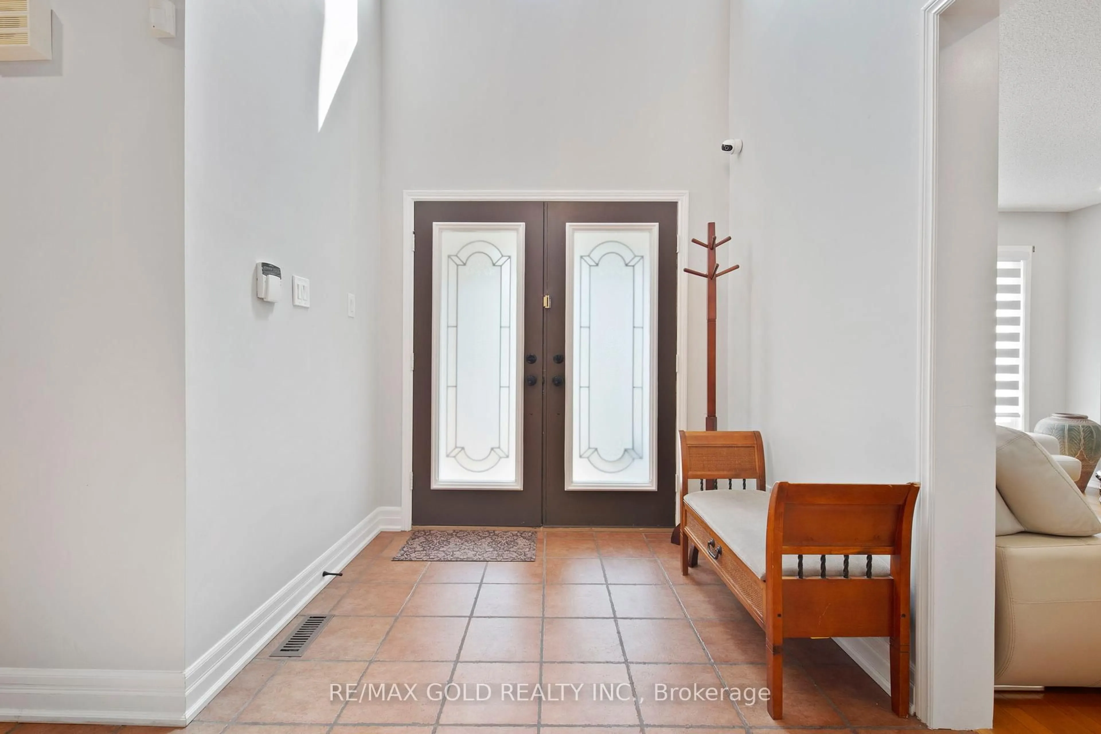 Indoor entryway for 103 Kenpark Ave, Brampton Ontario L6Z 3K5