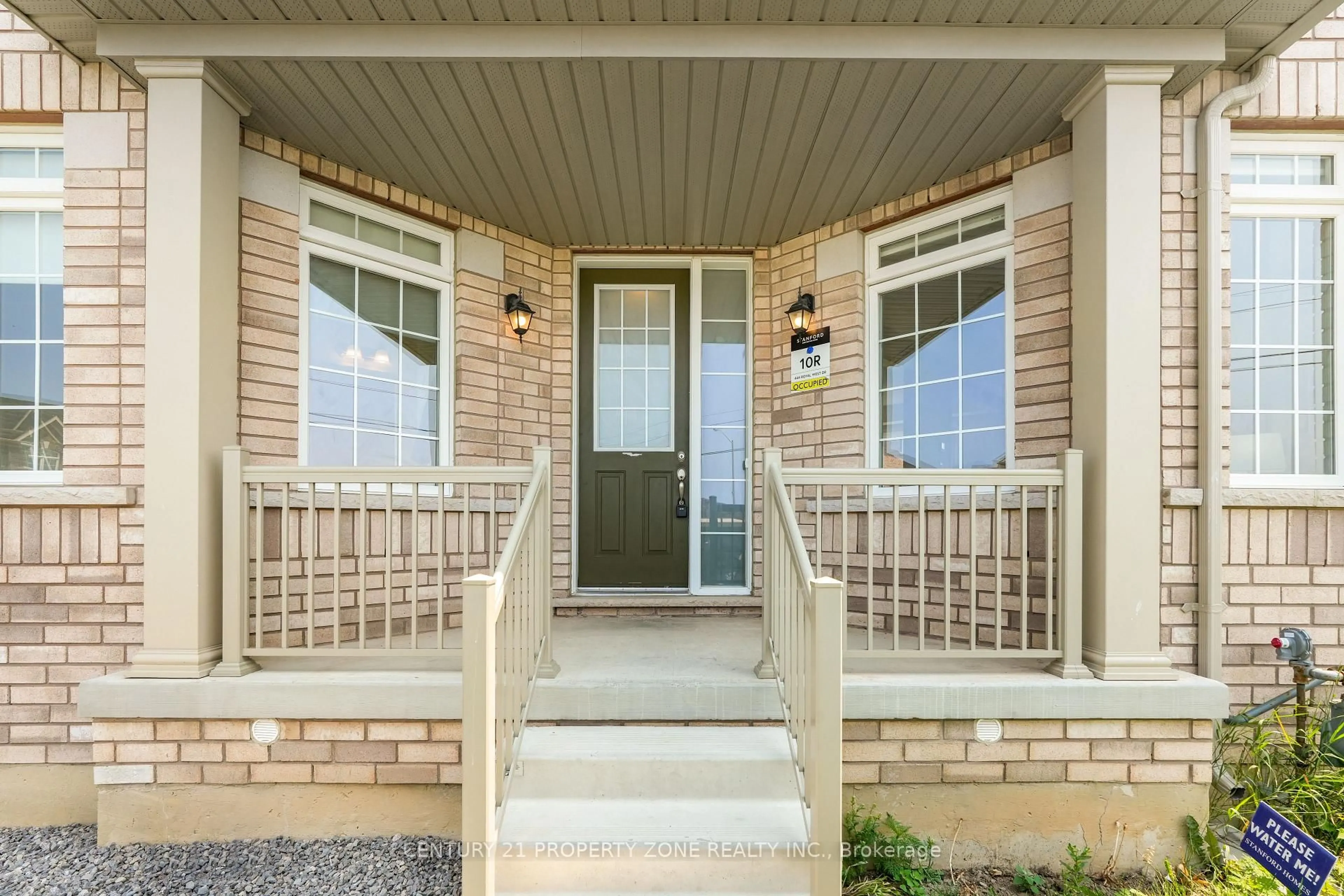 Indoor entryway for 444 Royal West Dr, Brampton Ontario L6X 5K1