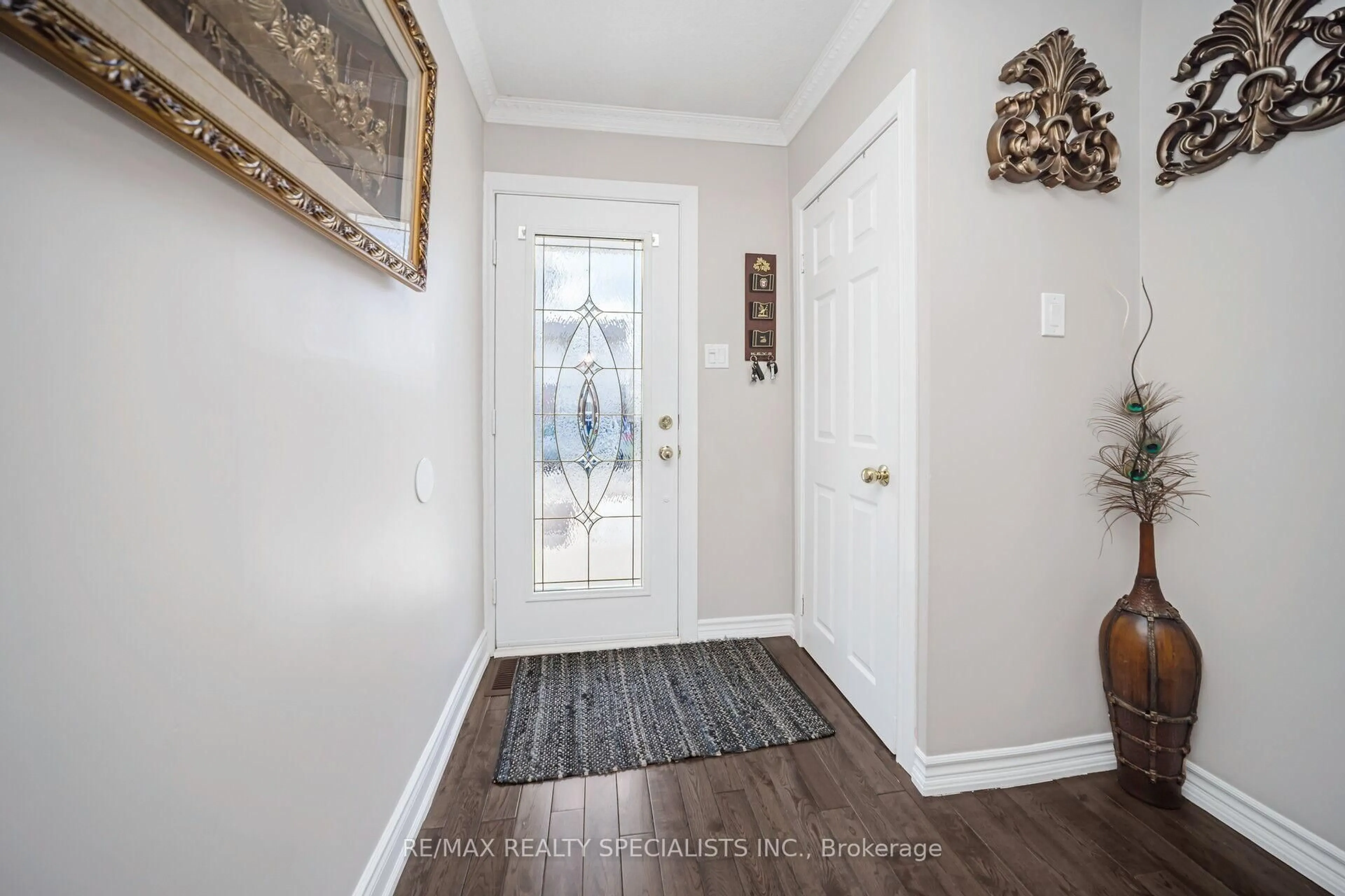 Indoor entryway for 18 Hardcastle Crt, Brampton Ontario L6S 2B3