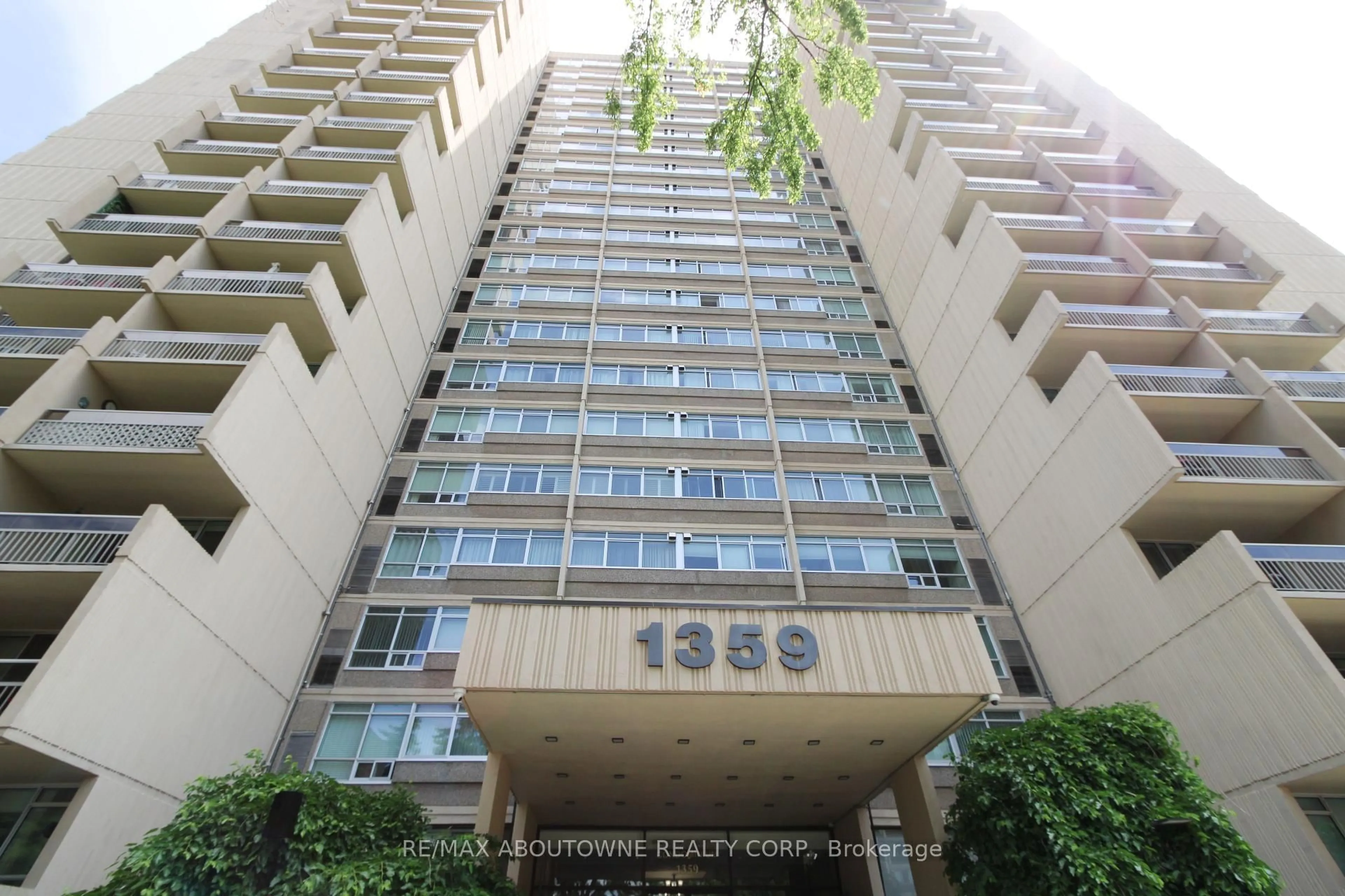 Indoor foyer for 1359 White Oaks Blvd #406, Oakville Ontario L6H 2R8