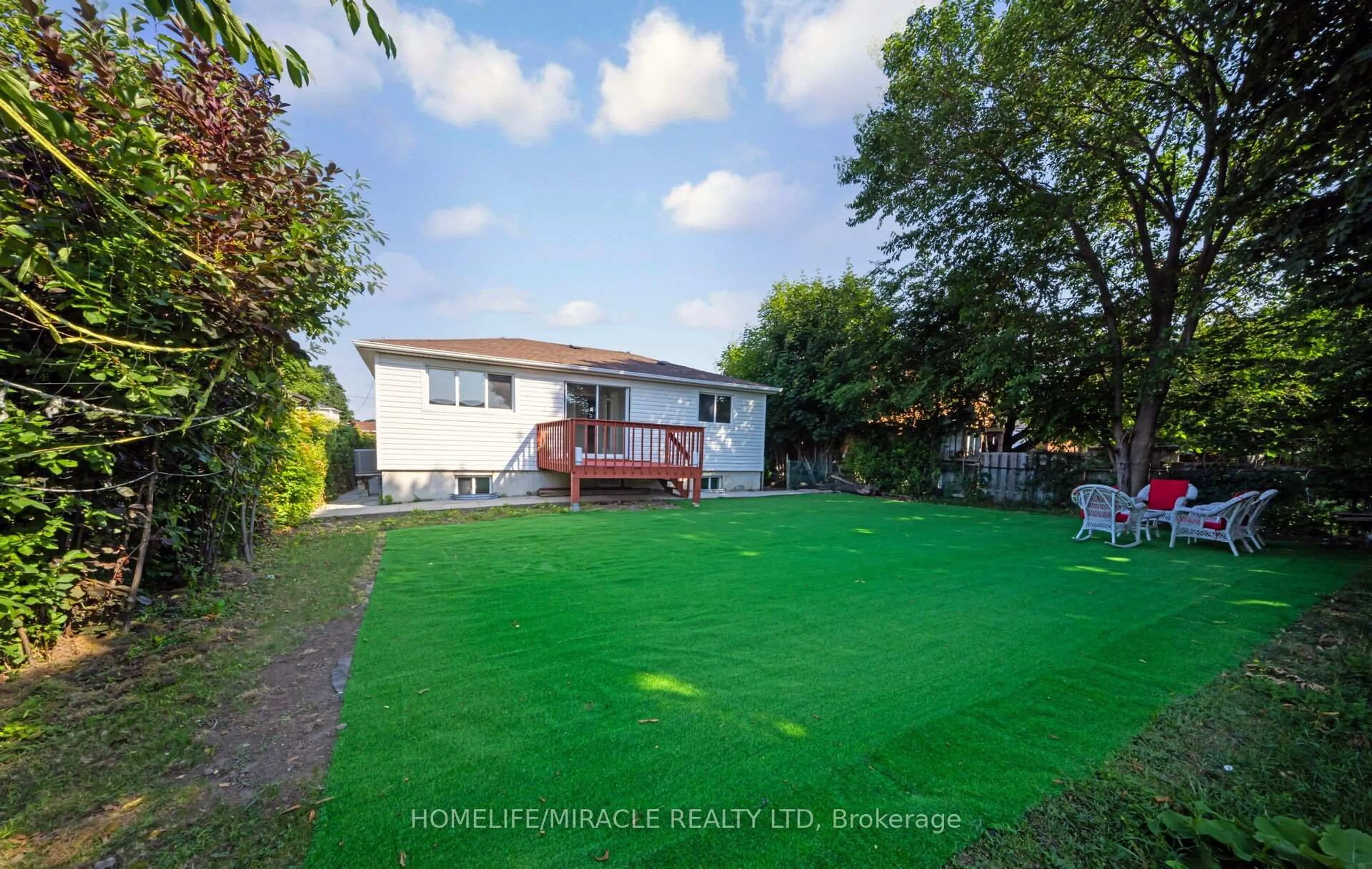 A pic from outside/outdoor area/front of a property/back of a property/a pic from drone, unknown for 3777 Woodruff Cres, Mississauga Ontario L4T 1T8