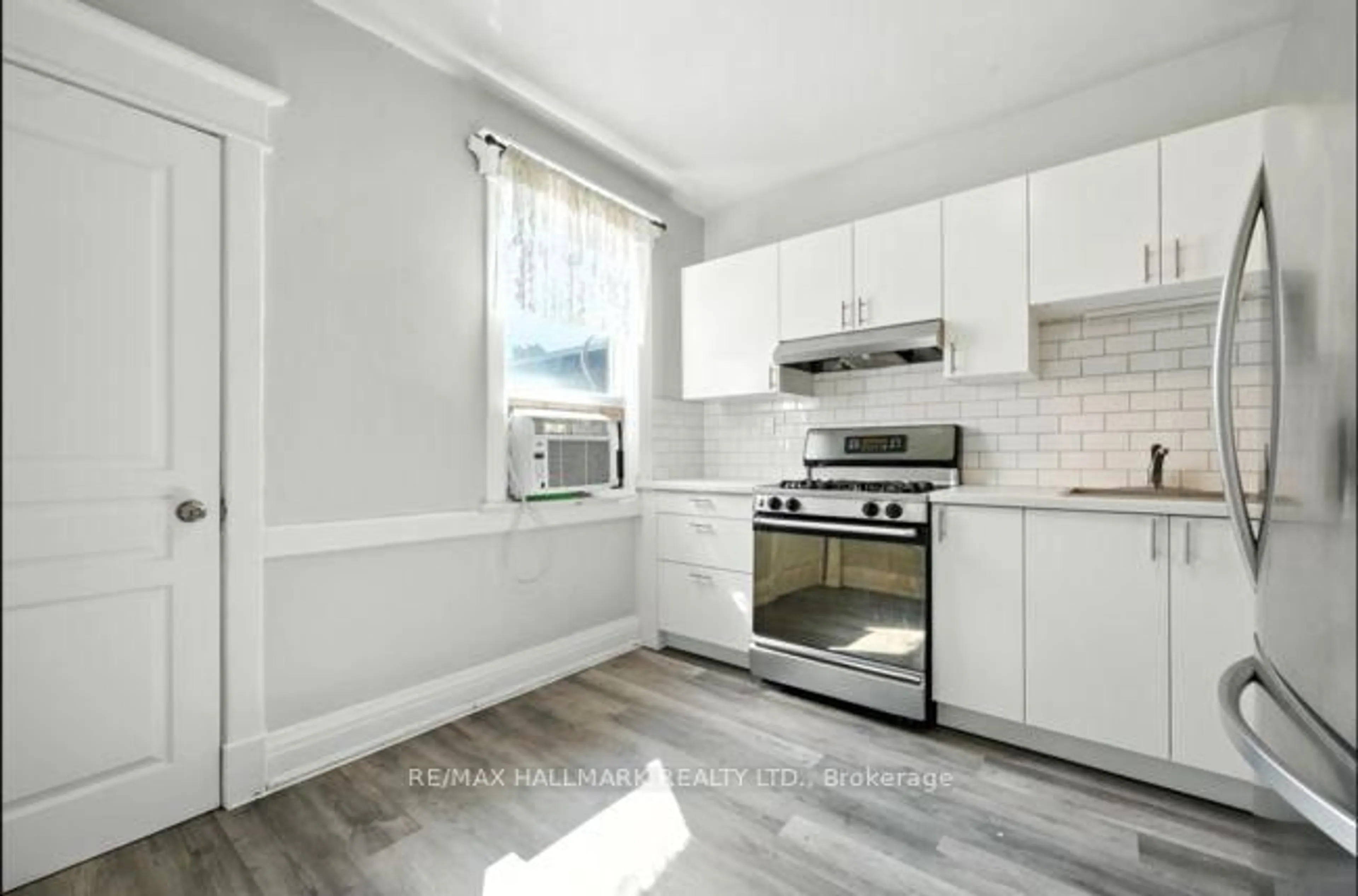 Standard kitchen, unknown for 1039 Ossington Ave, Toronto Ontario M6G 3V9