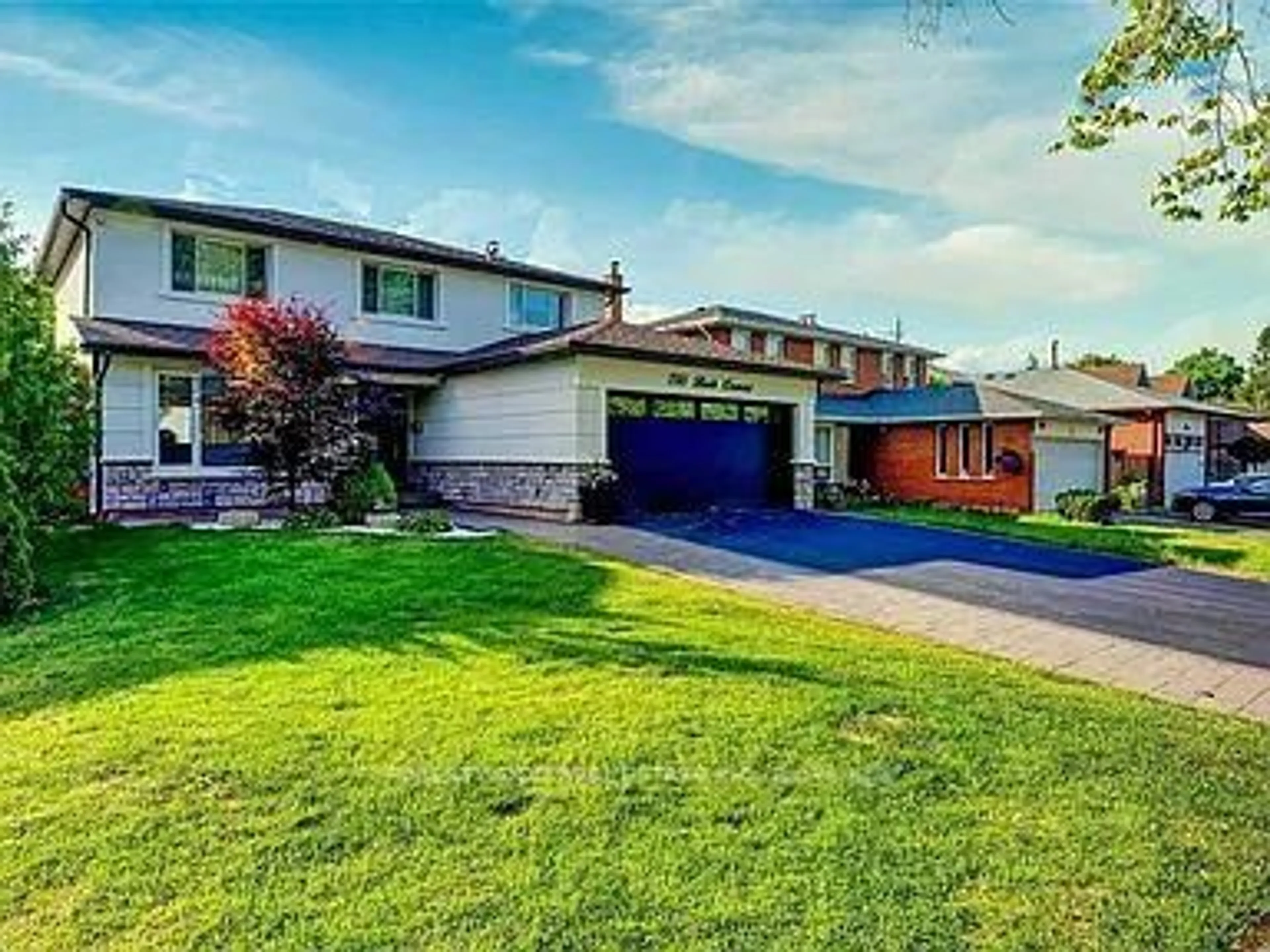 A pic from outside/outdoor area/front of a property/back of a property/a pic from drone, street for 2581 Birch Cres, Mississauga Ontario L5J 4G9