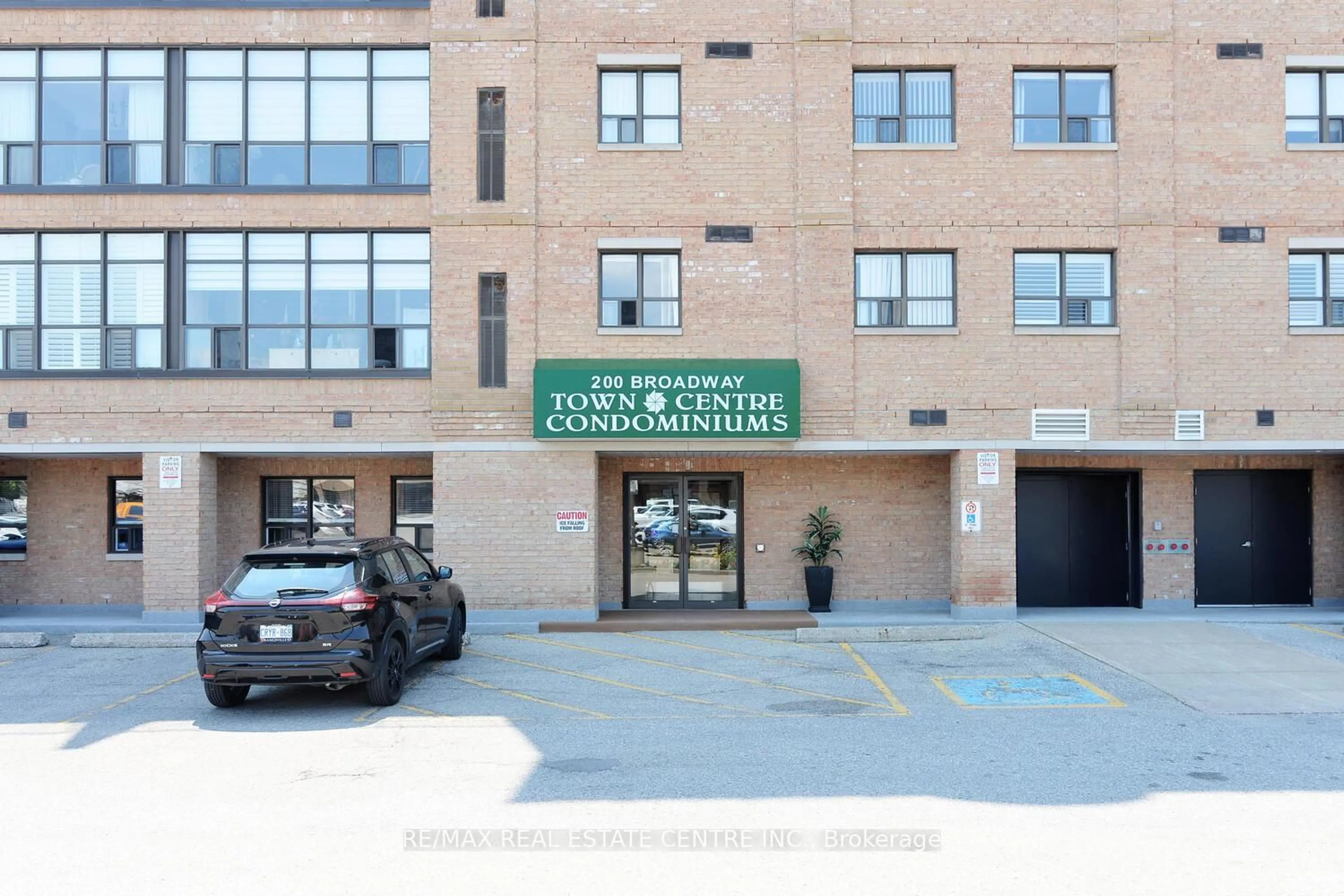 Indoor foyer for 200 Broadway #406, Orangeville Ontario L9W 5G3