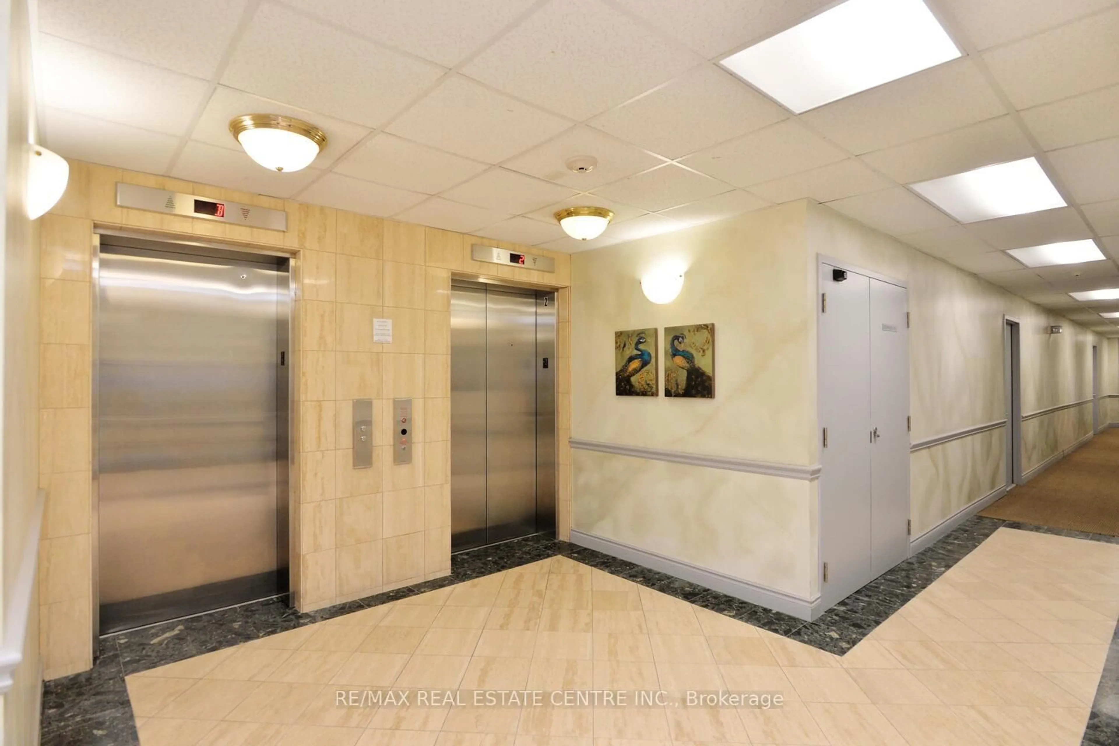 Indoor foyer for 200 Broadway #406, Orangeville Ontario L9W 5G3