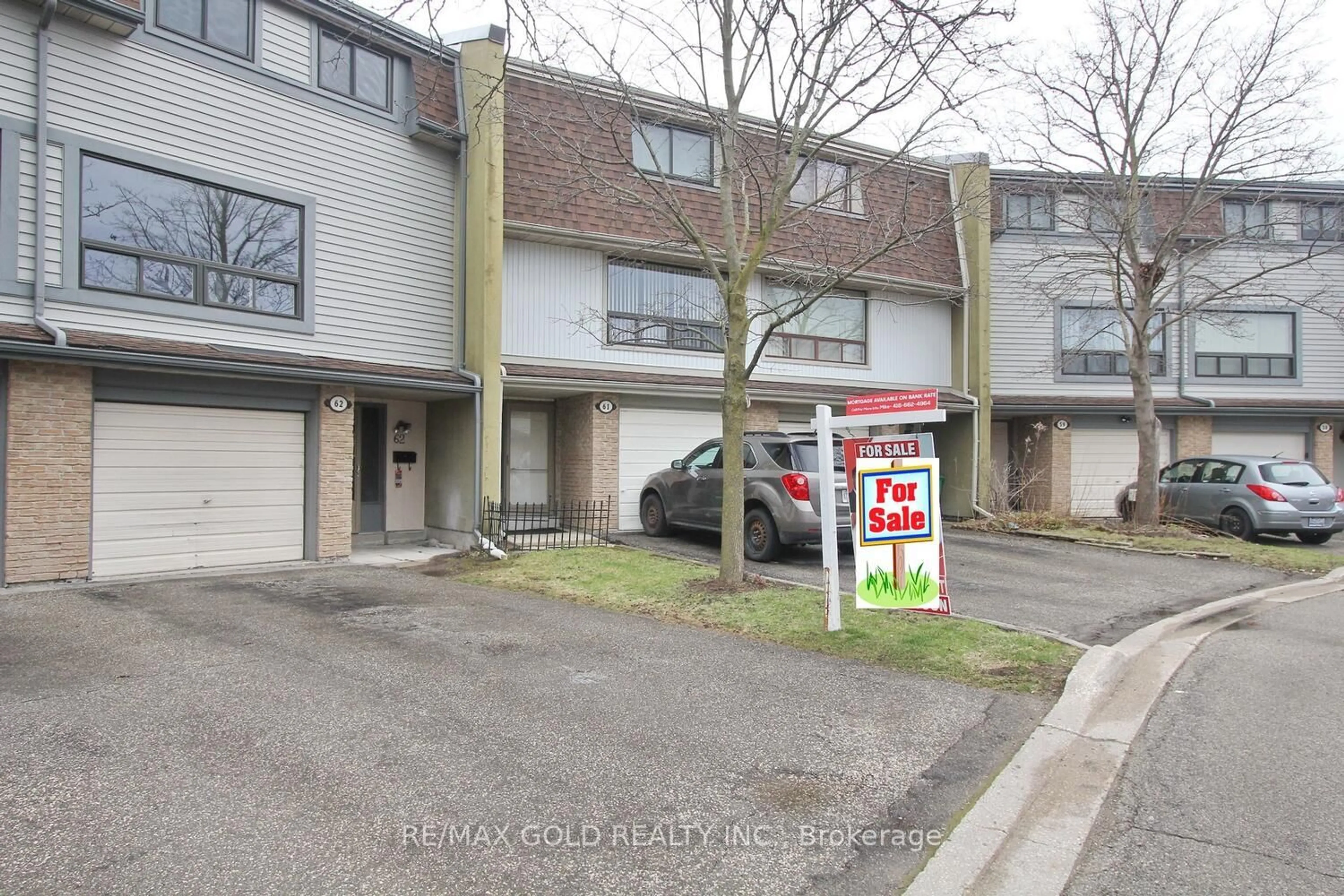 A pic from outside/outdoor area/front of a property/back of a property/a pic from drone, street for 62 Ashton Cres #62, Brampton Ontario L6S 3J9
