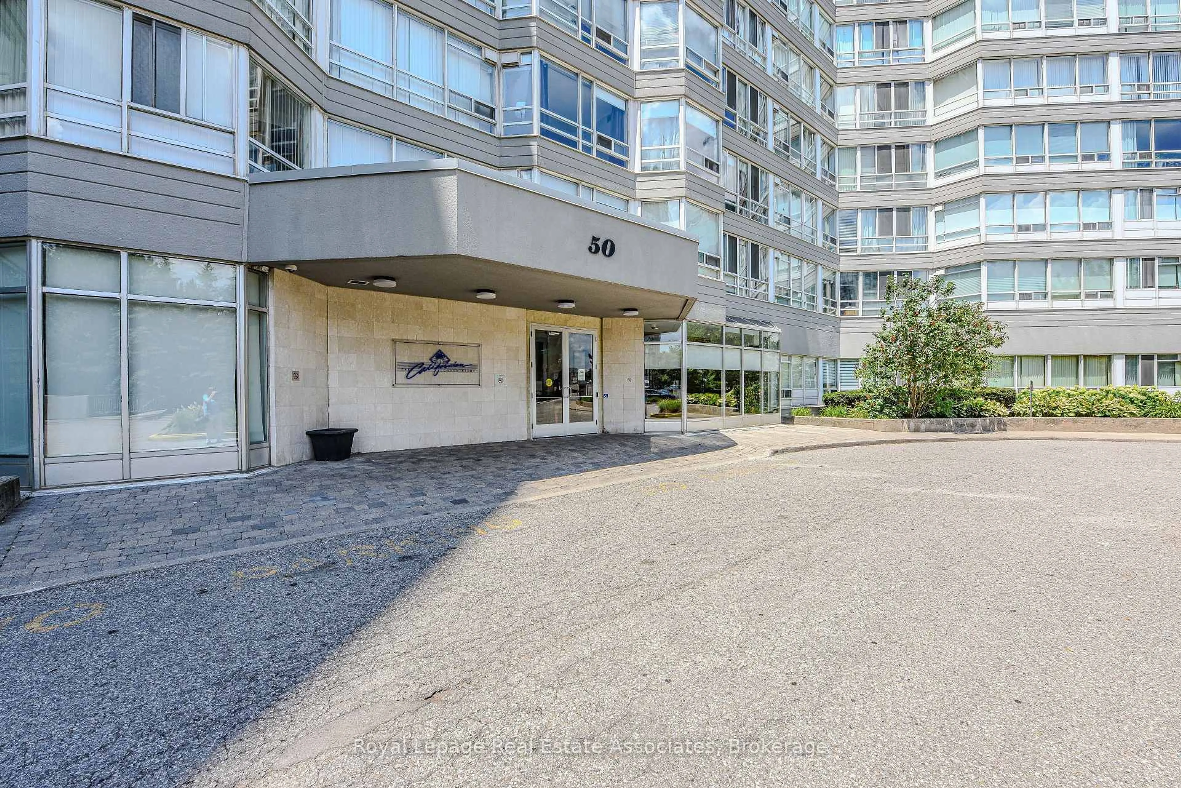 Indoor foyer for 50 Kingsbridge Garden Circ #1104, Mississauga Ontario L5R 1Y2
