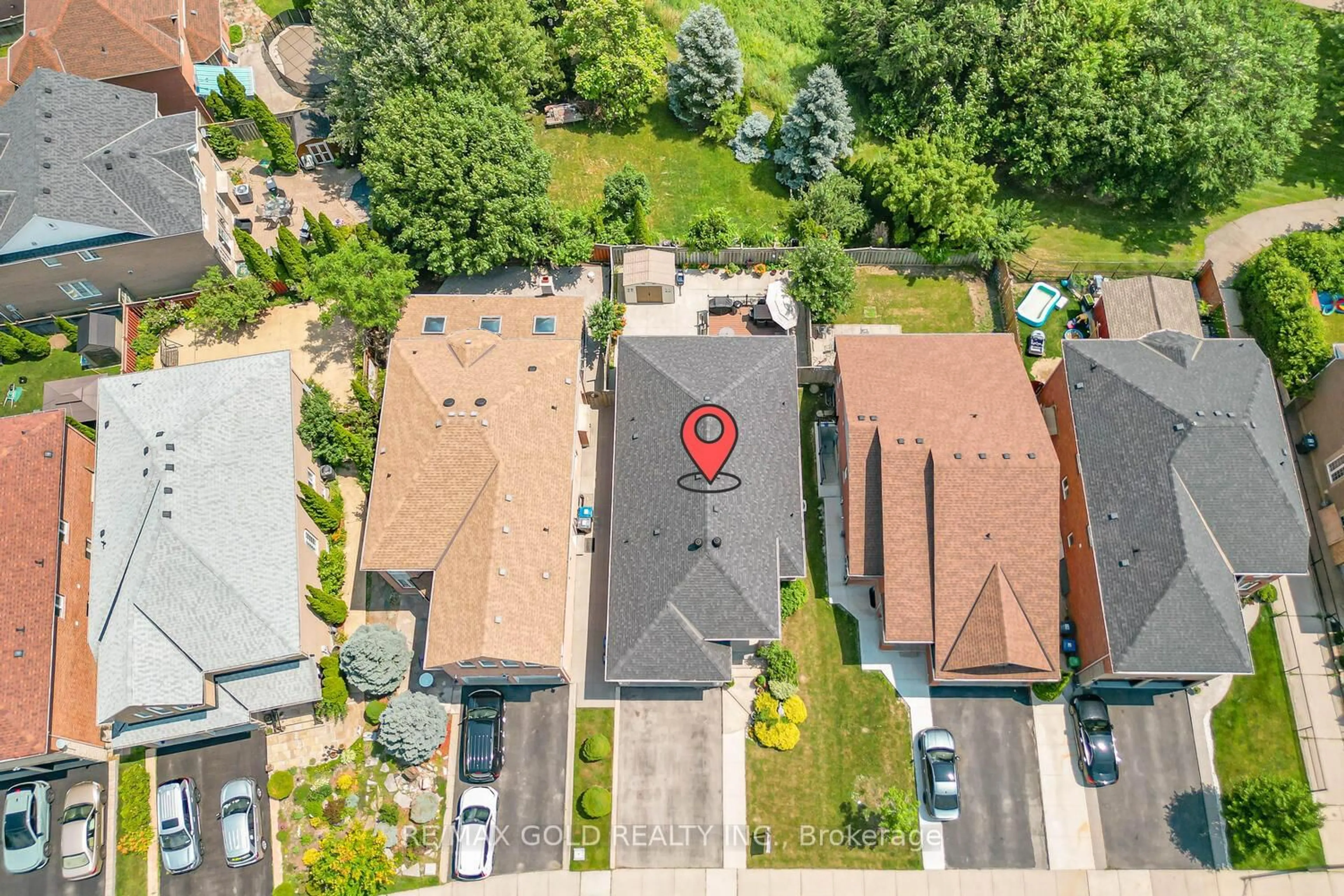 A pic from outside/outdoor area/front of a property/back of a property/a pic from drone, street for 46 Cobblestone Crt, Brampton Ontario L6R 2S2