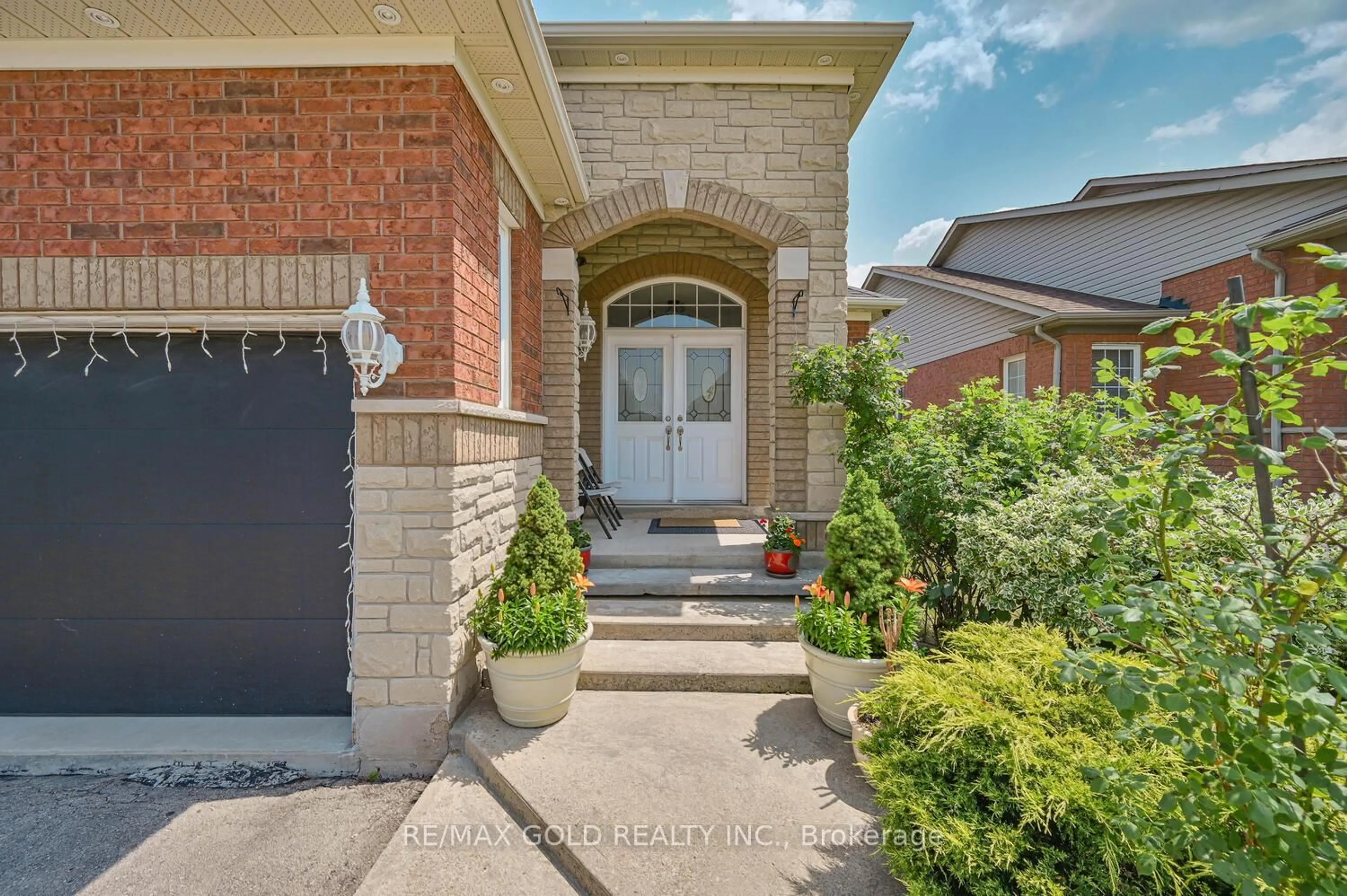 Home with brick exterior material, street for 46 Cobblestone Crt, Brampton Ontario L6R 2S2