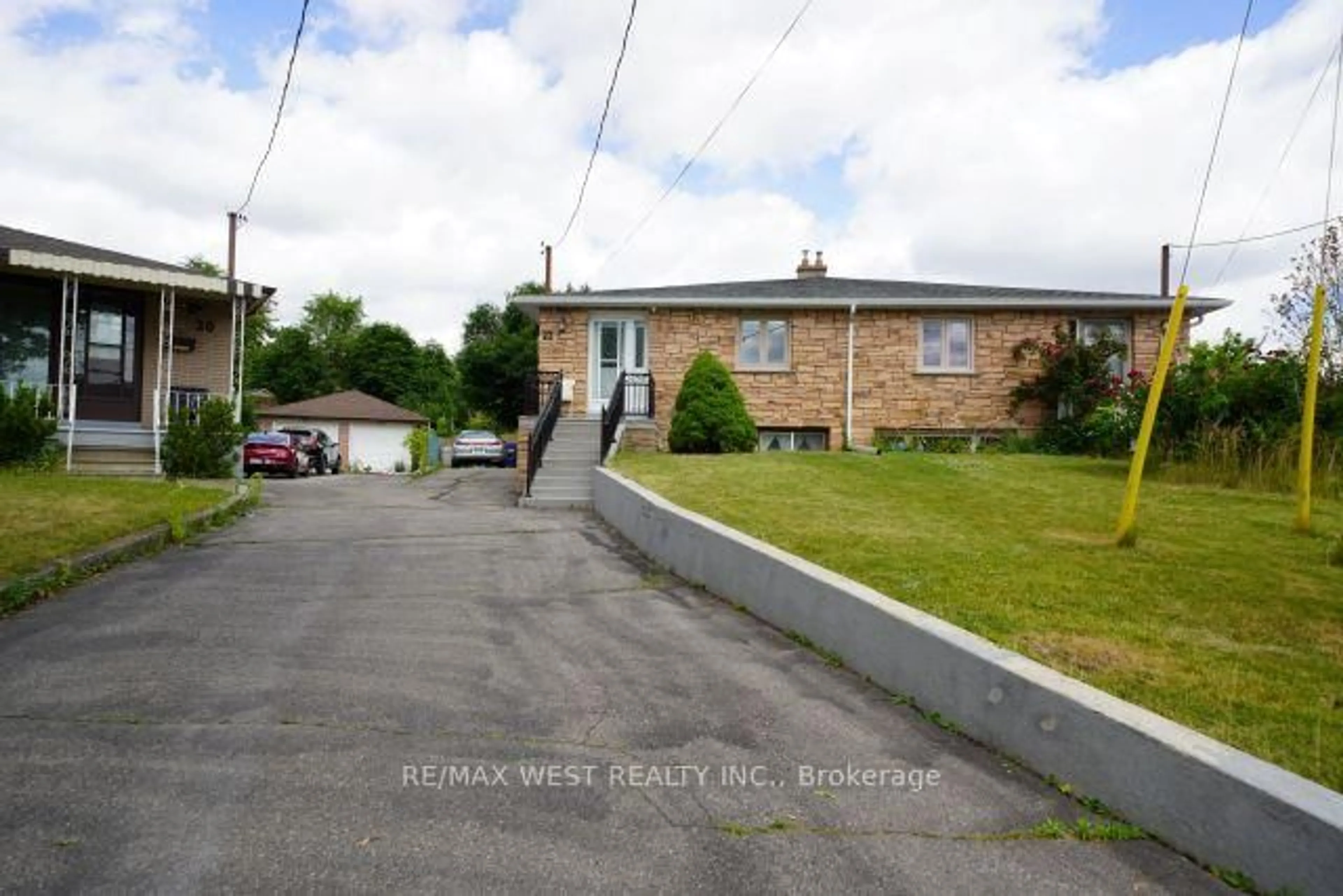A pic from outside/outdoor area/front of a property/back of a property/a pic from drone, street for 22 Rabton Crt, Toronto Ontario M3L 1Y2