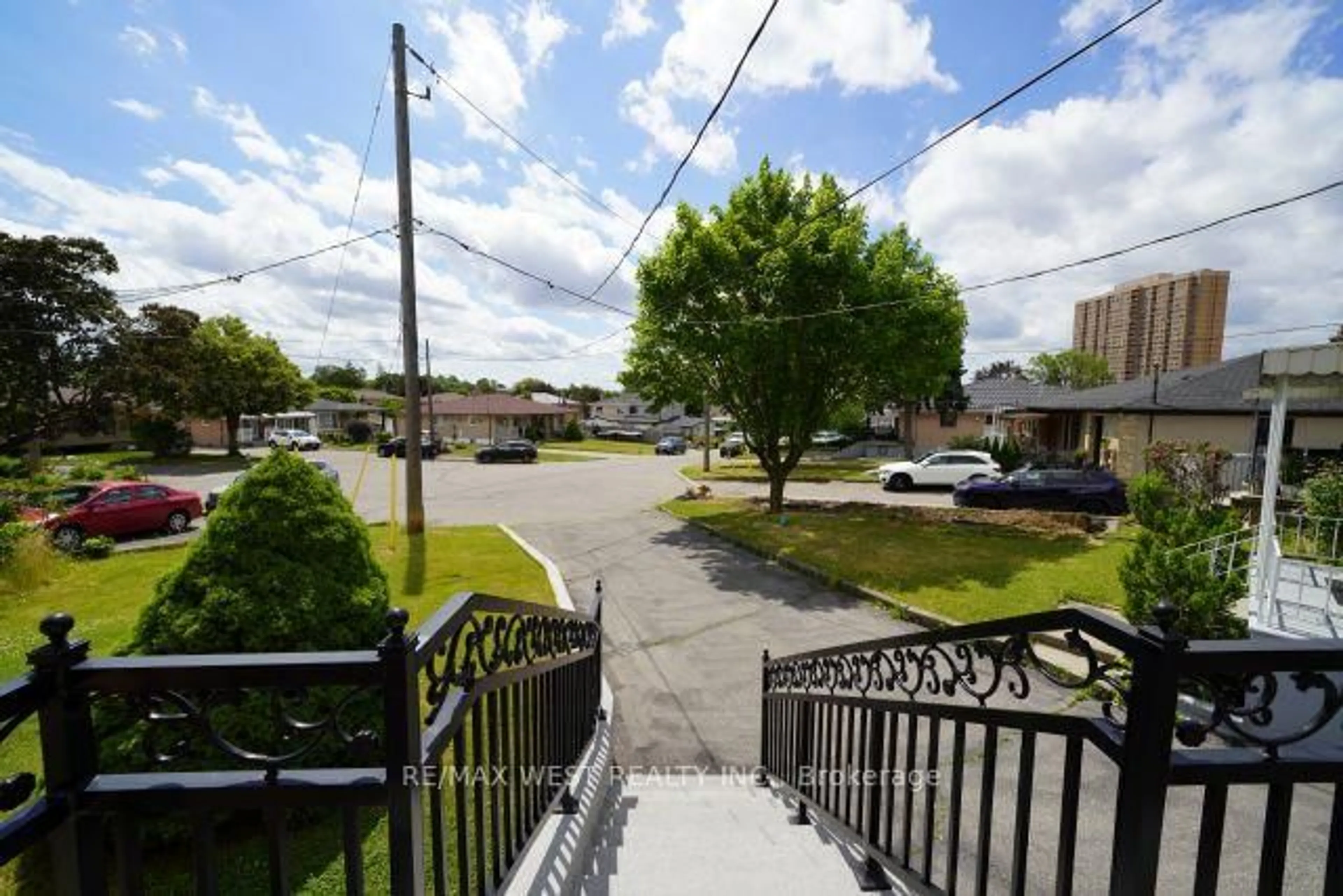Patio, street for 22 Rabton Crt, Toronto Ontario M3L 1Y2