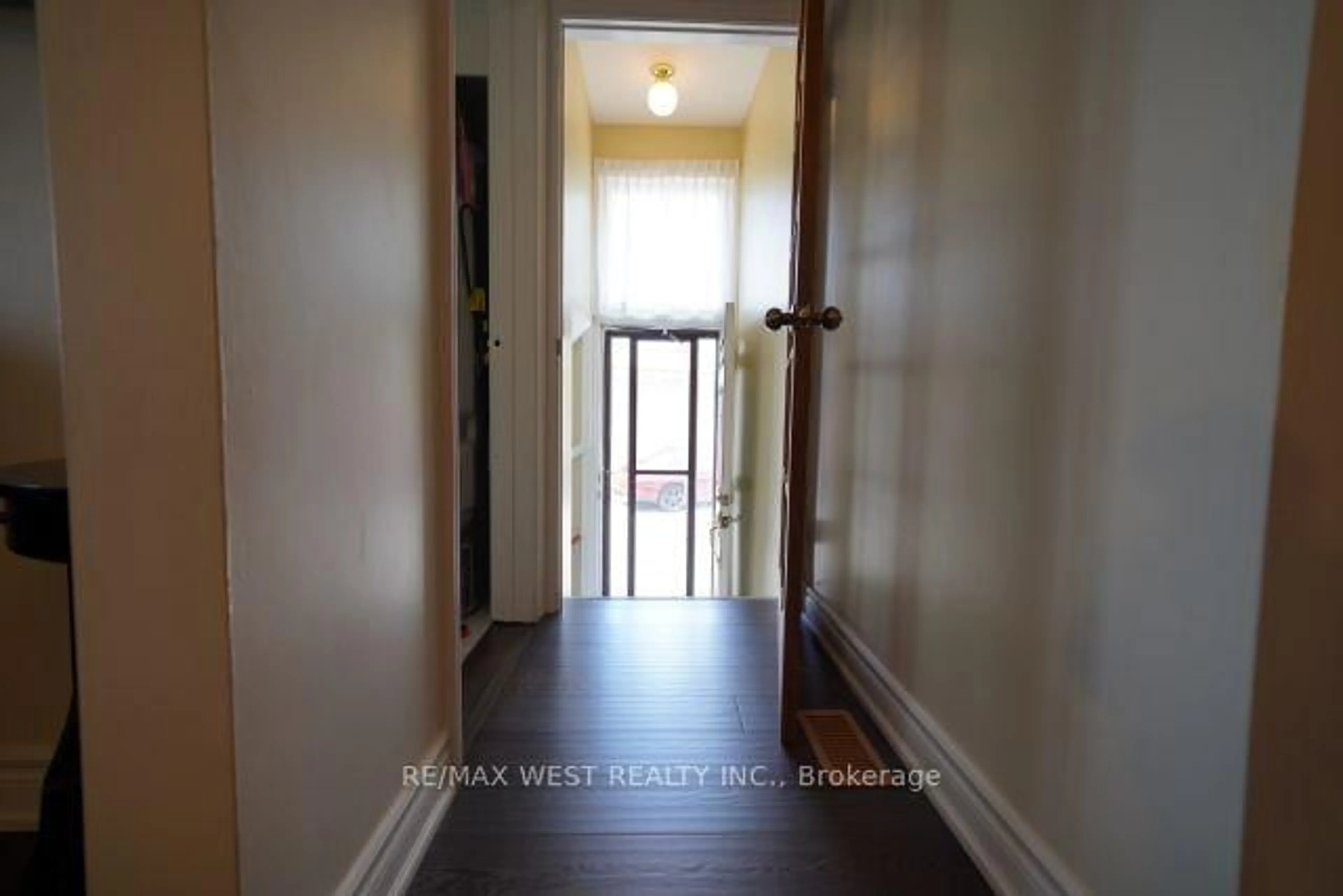 Indoor entryway for 22 Rabton Crt, Toronto Ontario M3L 1Y2