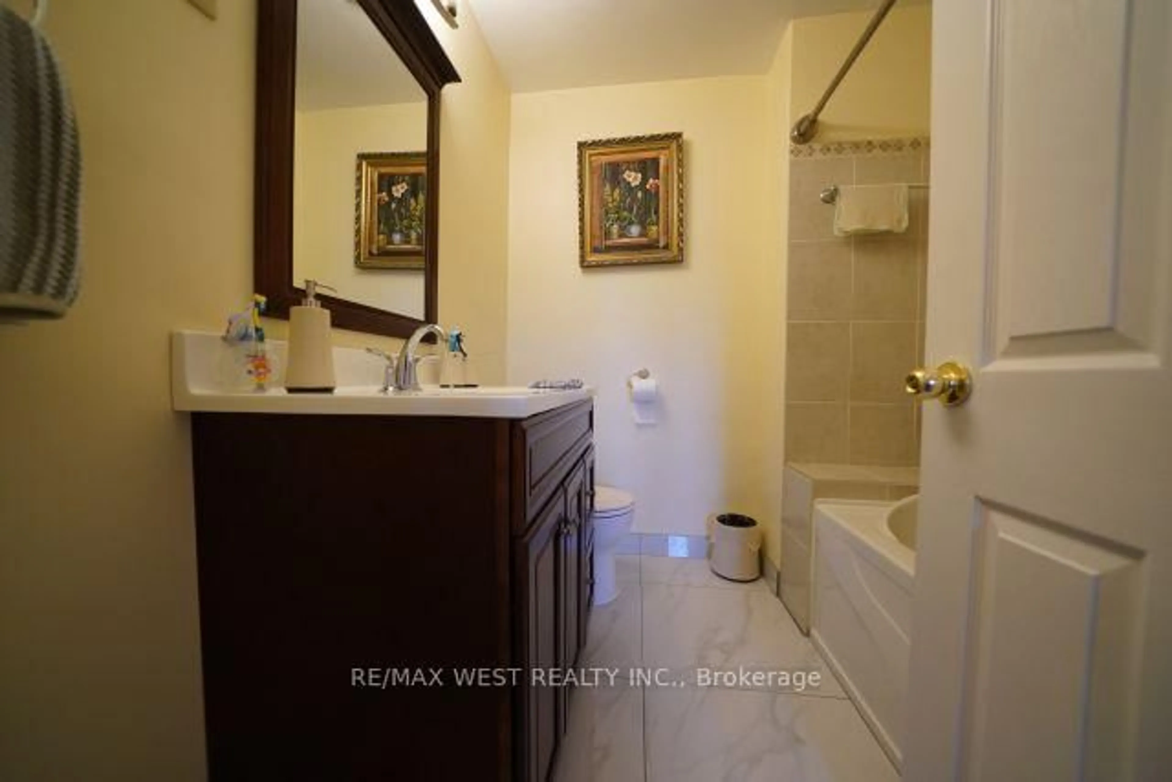 Standard bathroom, ceramic/tile floor for 22 Rabton Crt, Toronto Ontario M3L 1Y2