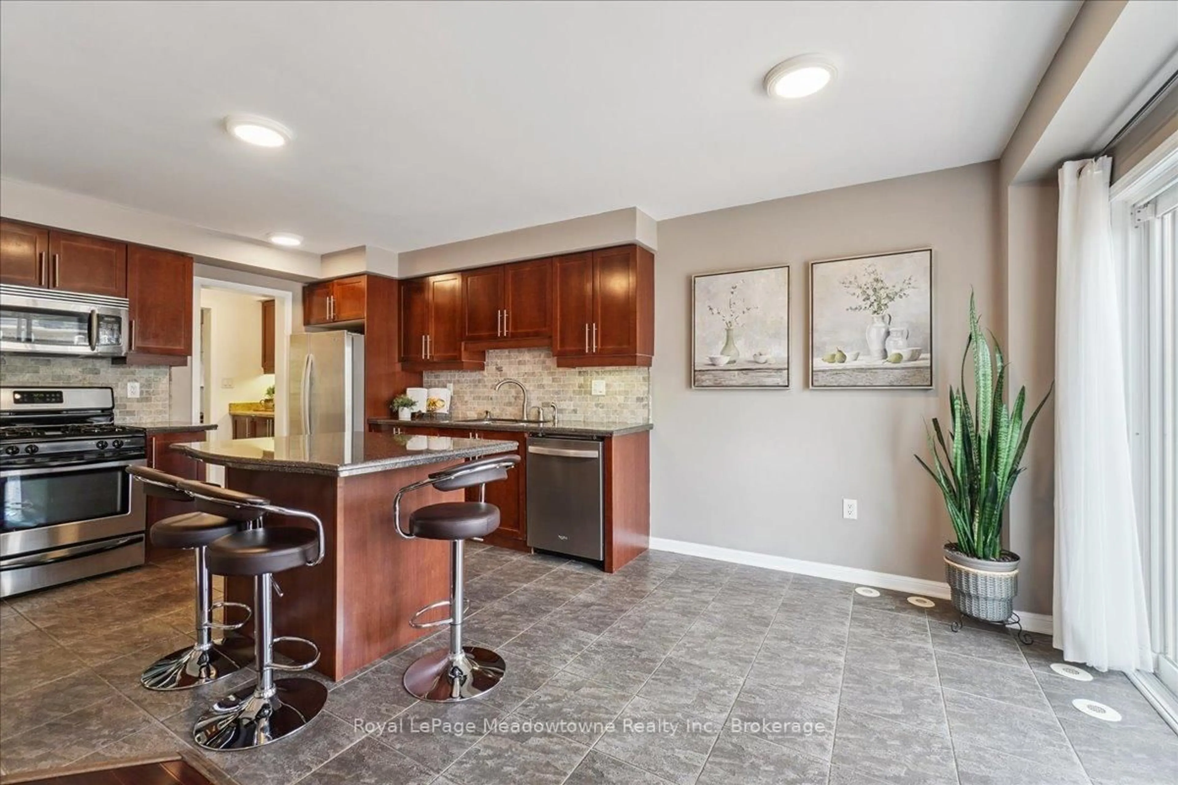 Open concept kitchen, ceramic/tile floor for 661 Scott Blvd, Milton Ontario L9T 0P3