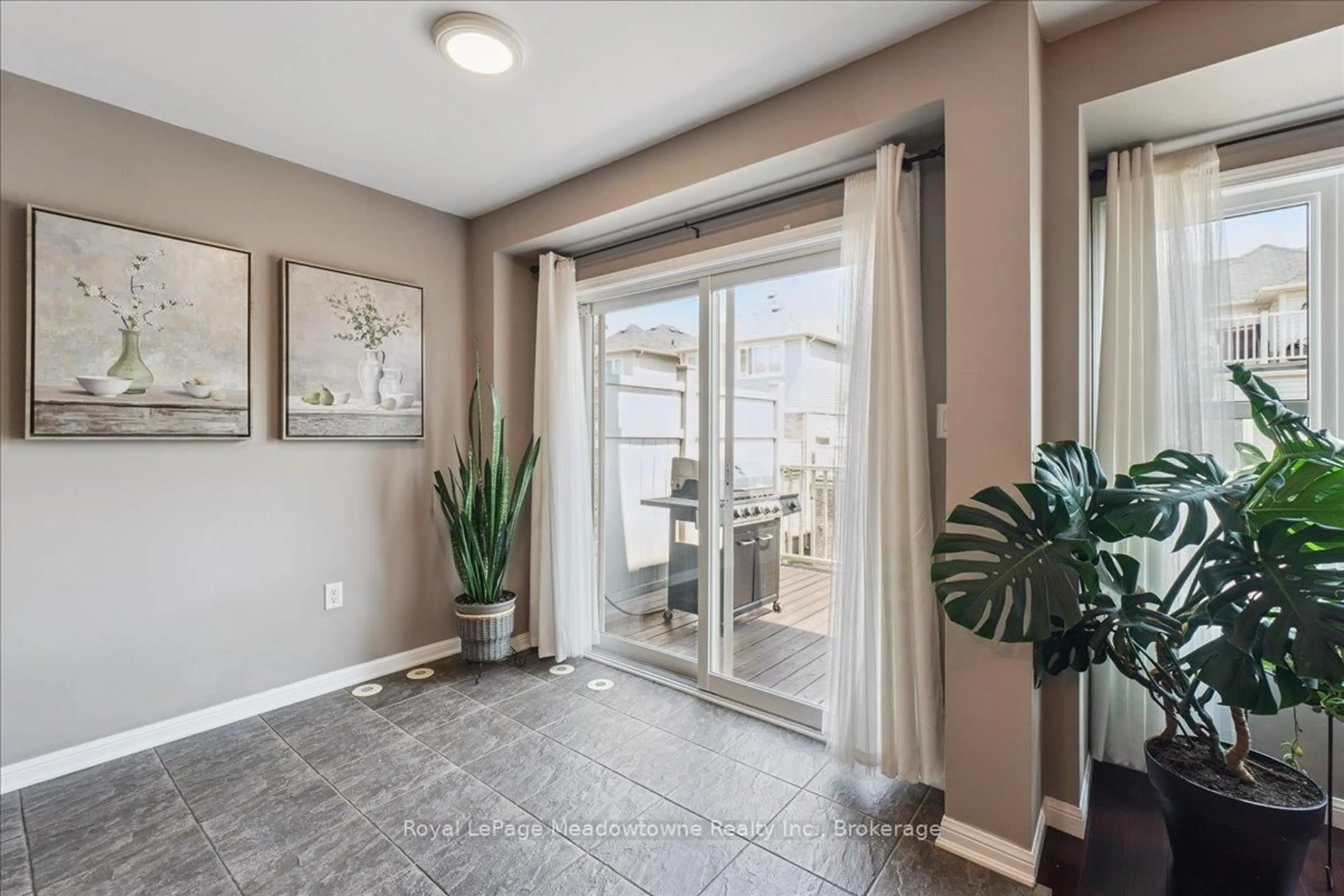 Indoor entryway for 661 Scott Blvd, Milton Ontario L9T 0P3