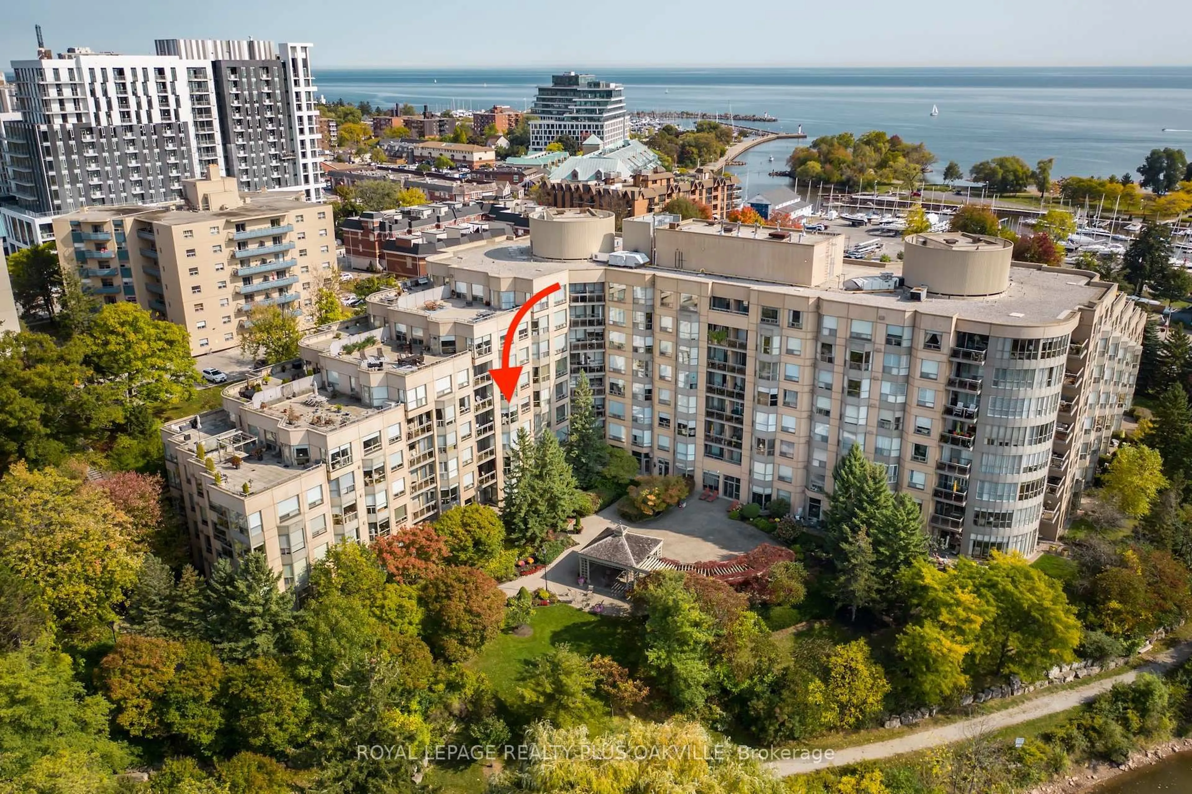 A pic from outside/outdoor area/front of a property/back of a property/a pic from drone, city buildings view from balcony for 2511 Lakeshore Rd #402, Oakville Ontario L6L 6L9