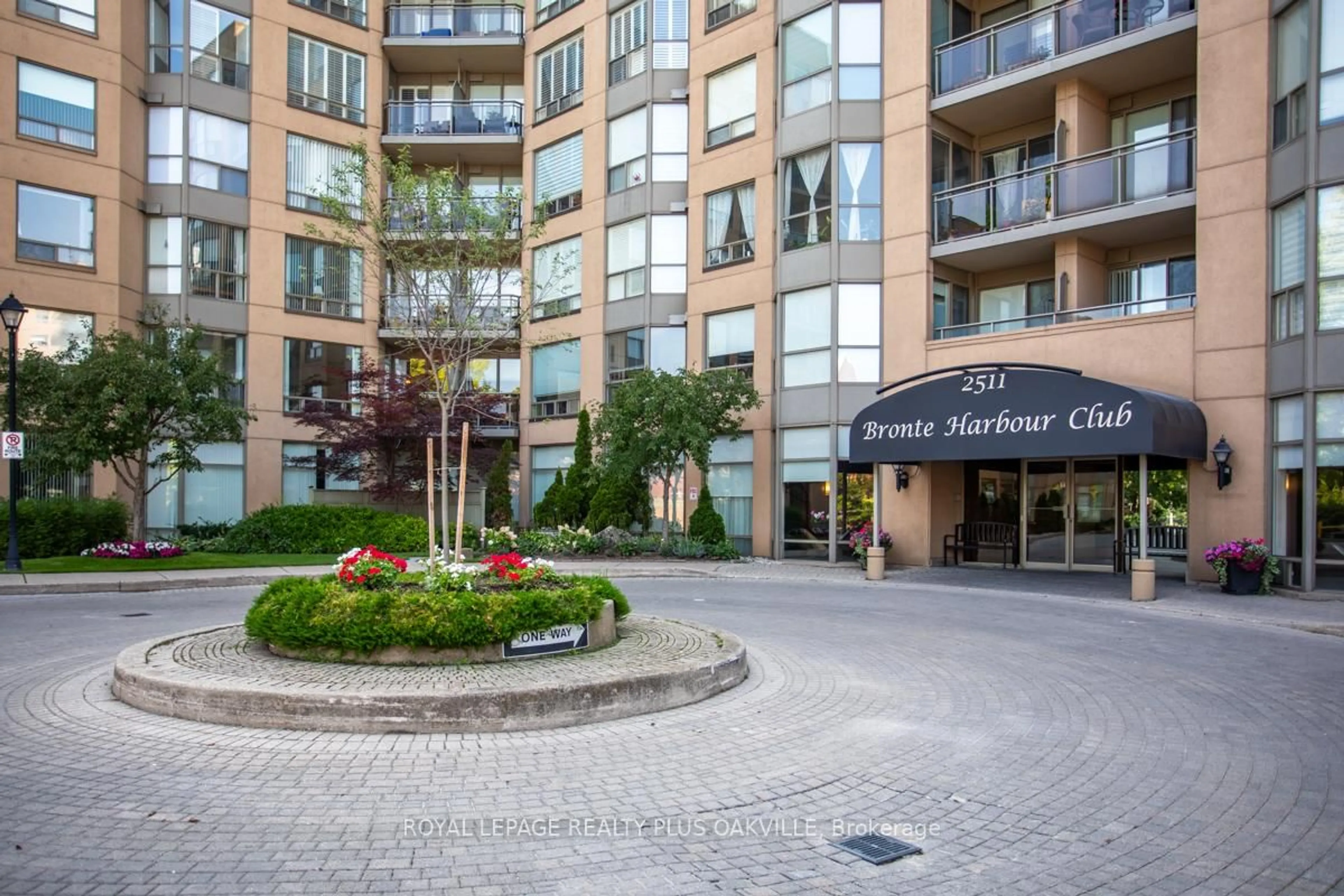Indoor foyer for 2511 Lakeshore Rd #402, Oakville Ontario L6L 6L9