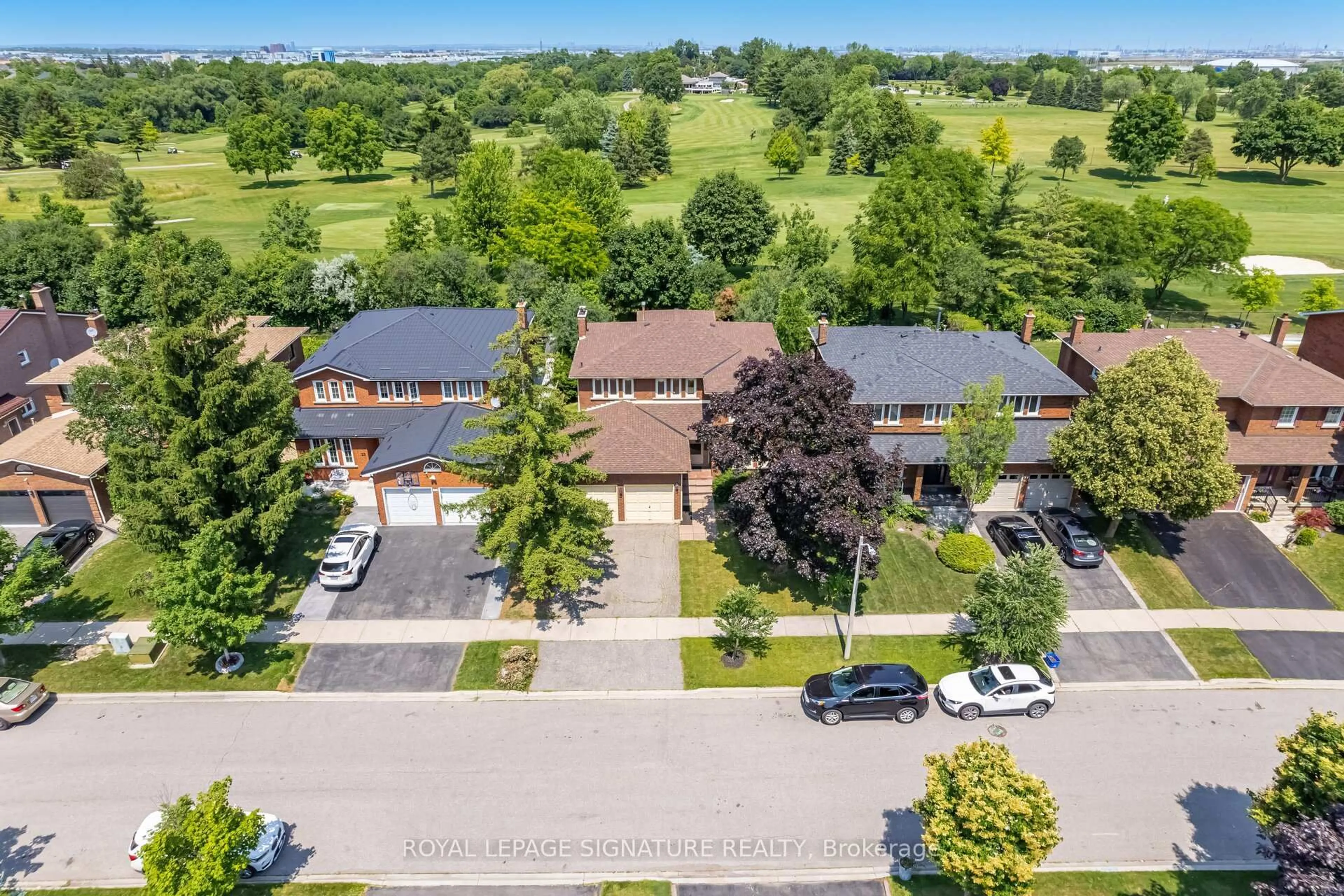 A pic from outside/outdoor area/front of a property/back of a property/a pic from drone, street for 23 Mossbank Dr, Brampton Ontario L6W 3Z4