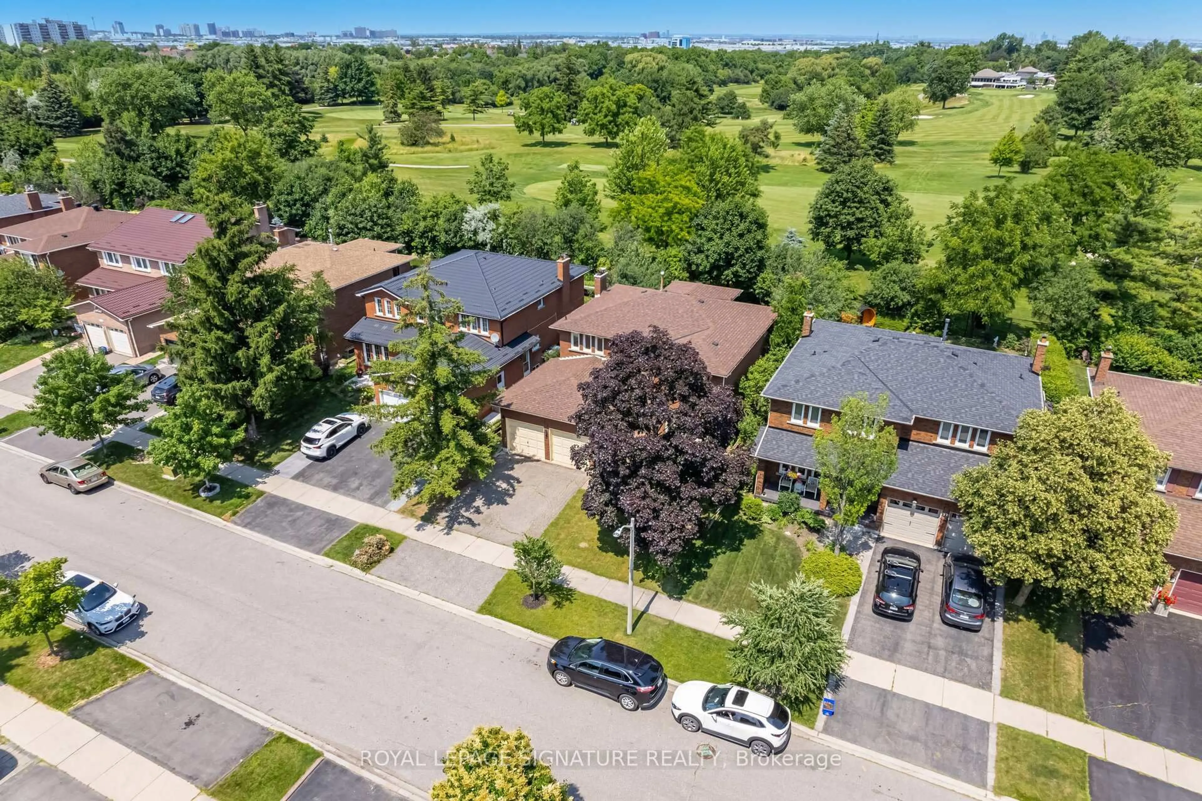 A pic from outside/outdoor area/front of a property/back of a property/a pic from drone, street for 23 Mossbank Dr, Brampton Ontario L6W 3Z4