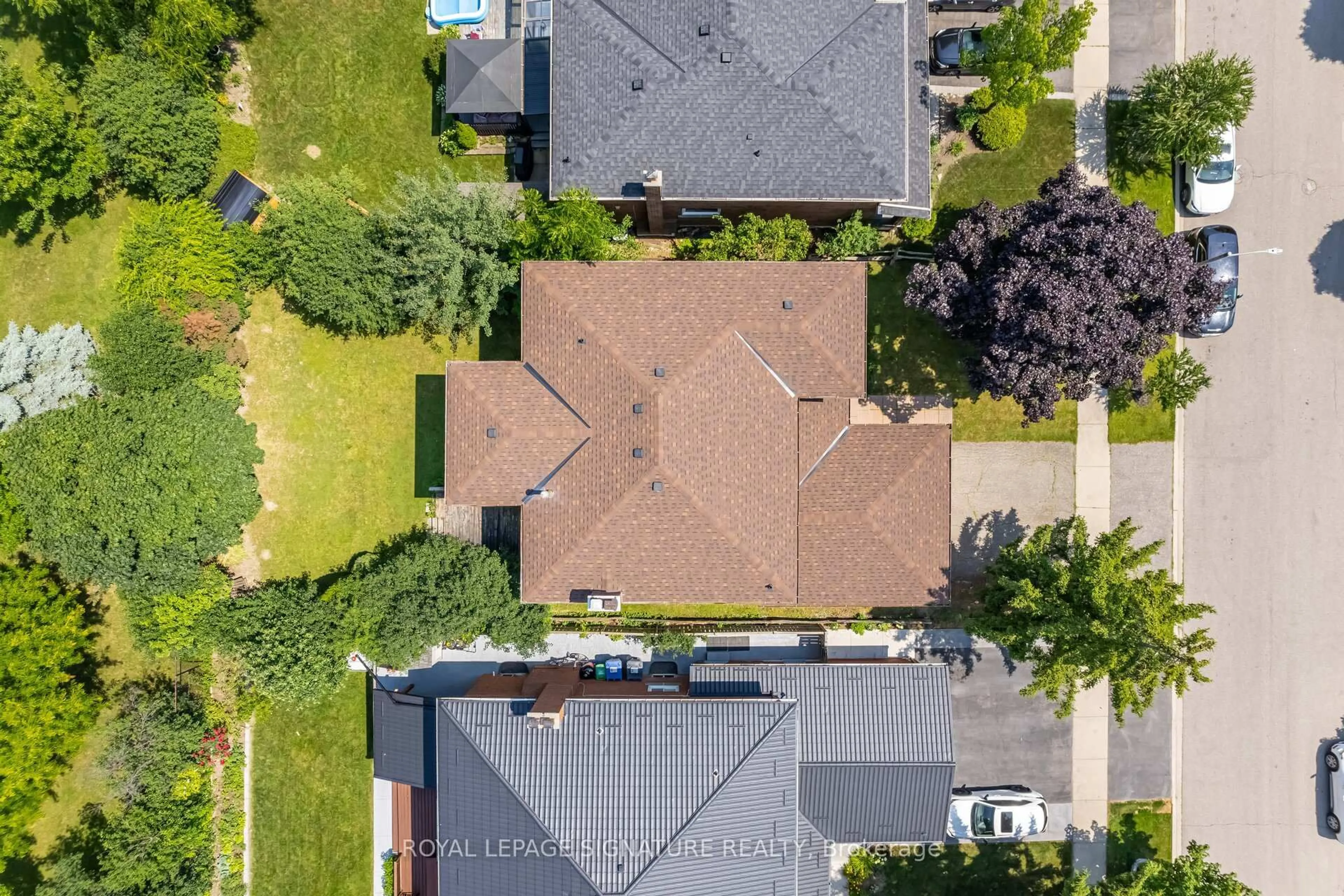 A pic from outside/outdoor area/front of a property/back of a property/a pic from drone, street for 23 Mossbank Dr, Brampton Ontario L6W 3Z4