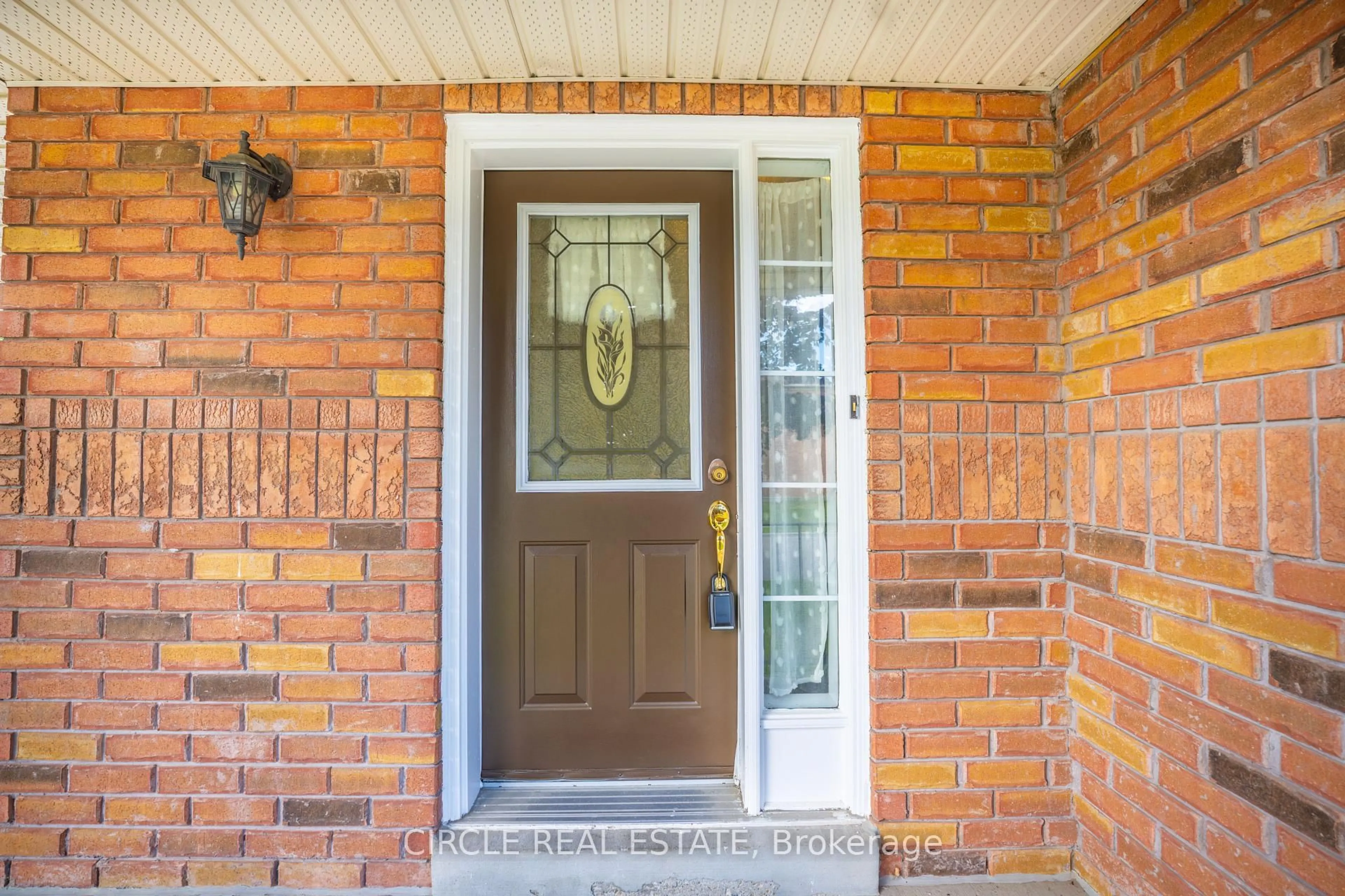 Indoor entryway for 10 Gold Park Pl, Brampton Ontario L7A 2E3