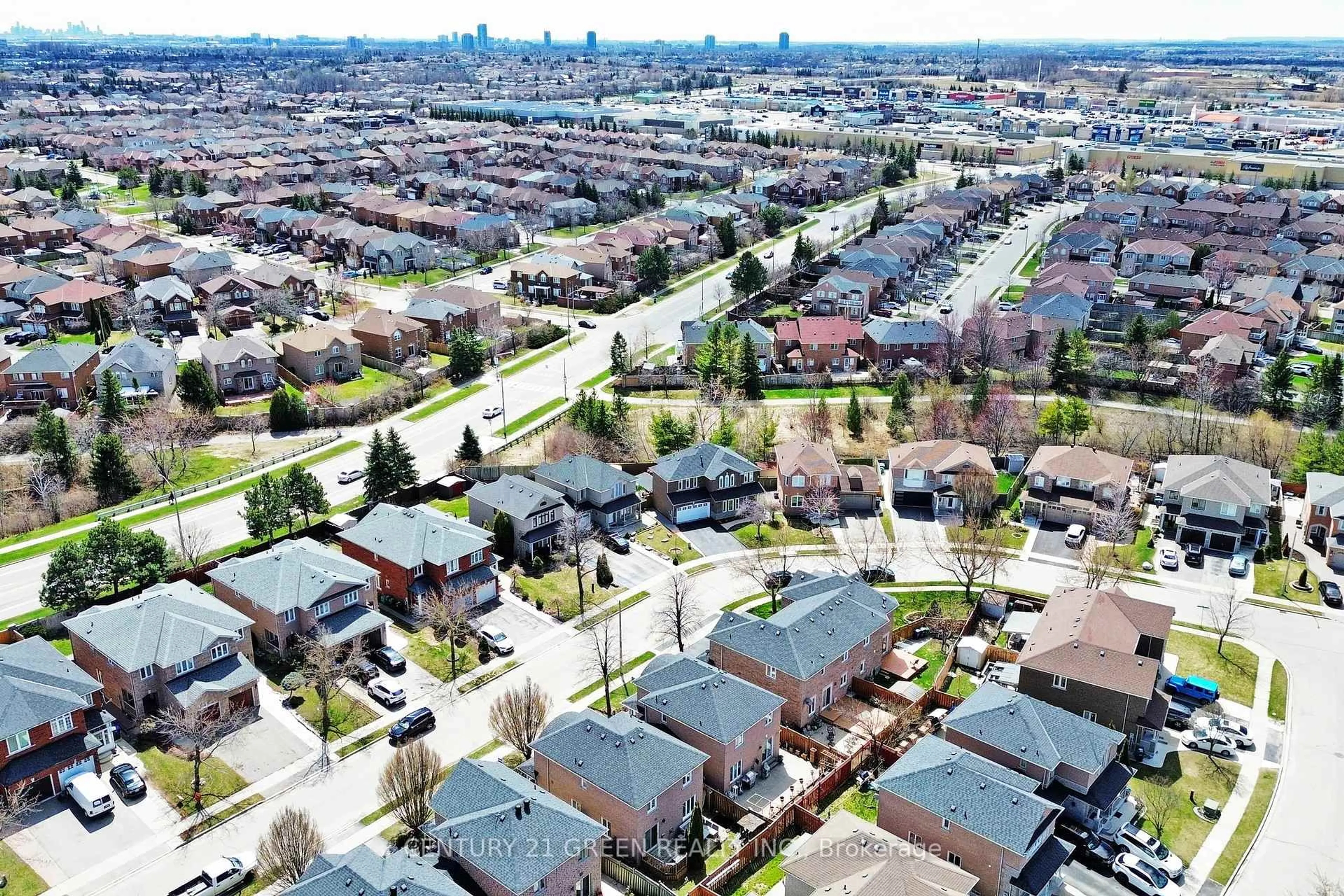 A pic from outside/outdoor area/front of a property/back of a property/a pic from drone, street for 26 Dolphin Song Cres, Brampton Ontario L6R 2A4