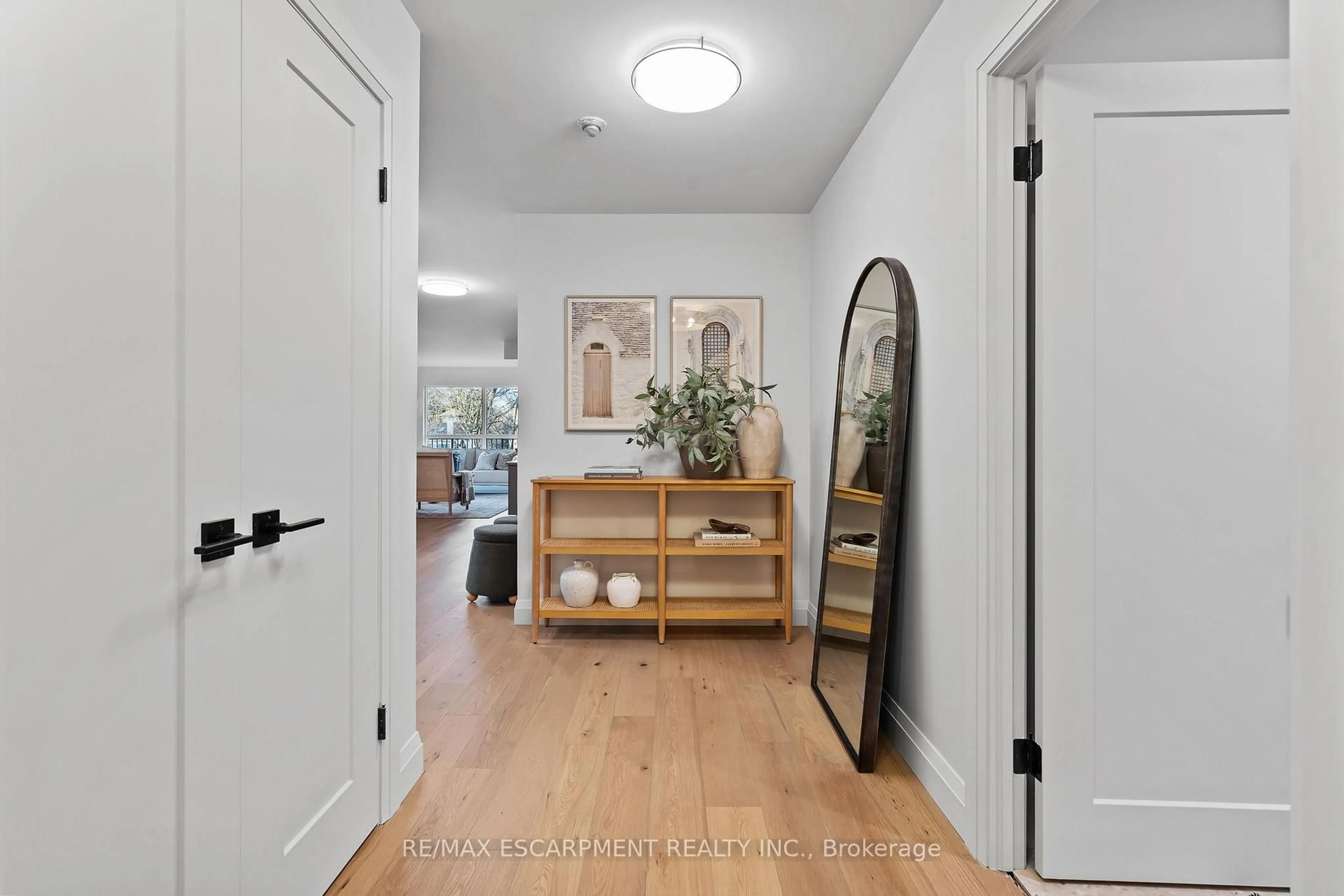 Indoor entryway for 2190 LAKESHORE Rd #403, Burlington Ontario L7R 4K1
