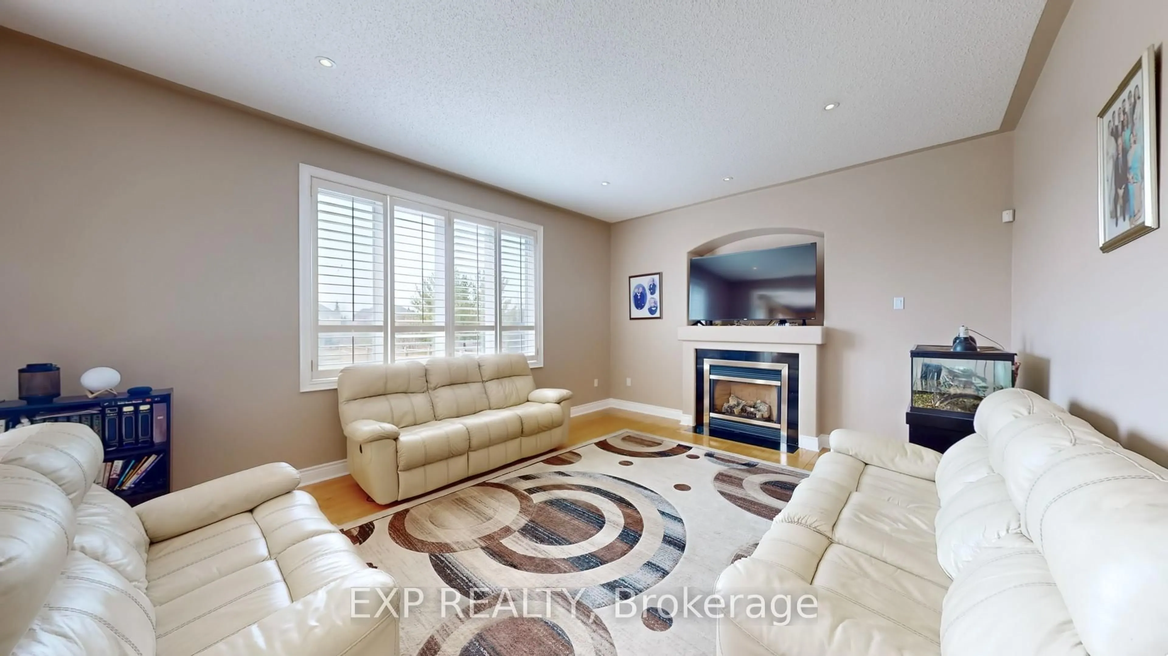 Living room with furniture, unknown for 28 Cosmo Crt, Brampton Ontario L6P 1G2