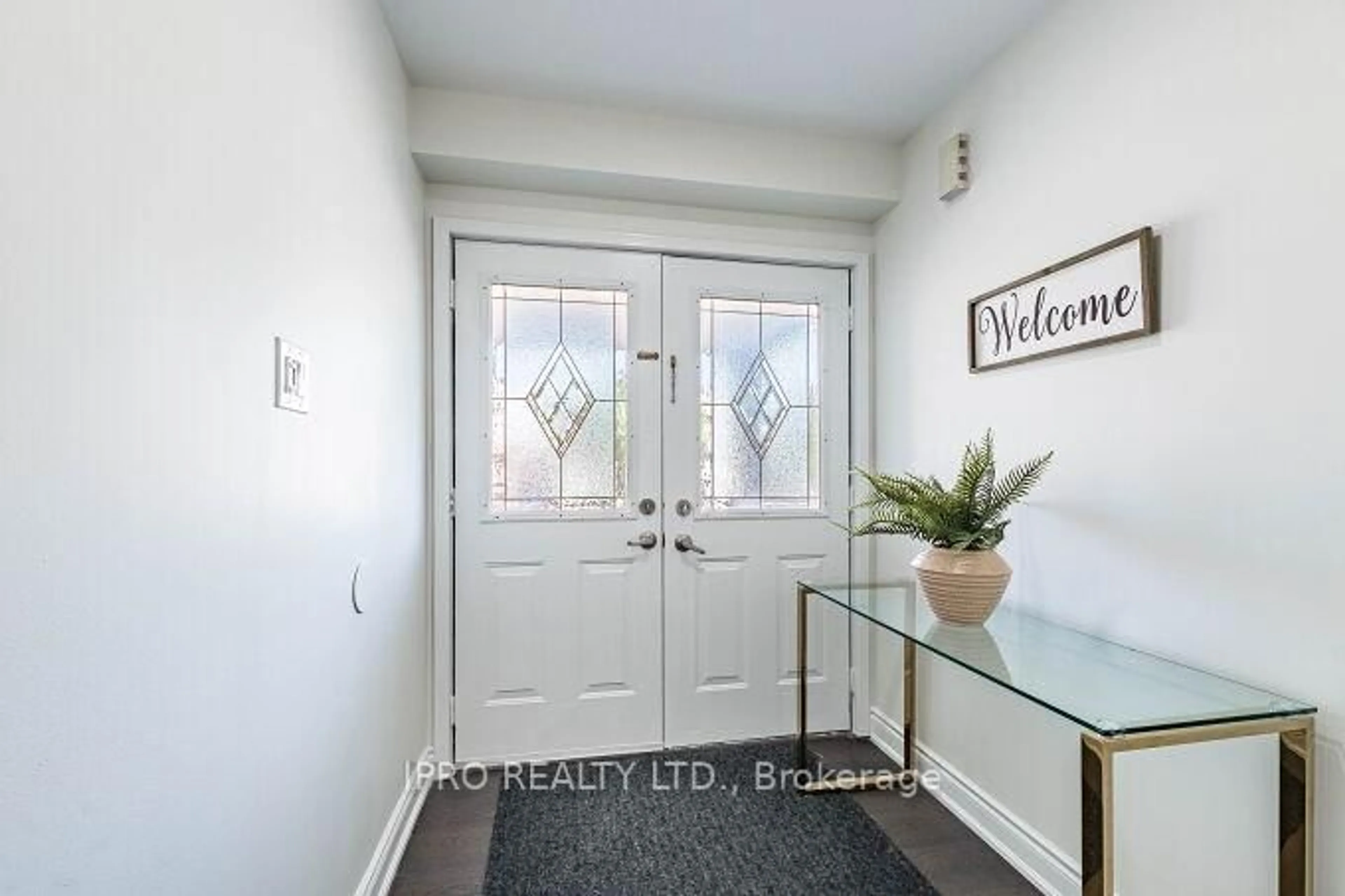 Indoor entryway for 631 Rossellini Dr, Mississauga Ontario L5W 1K9