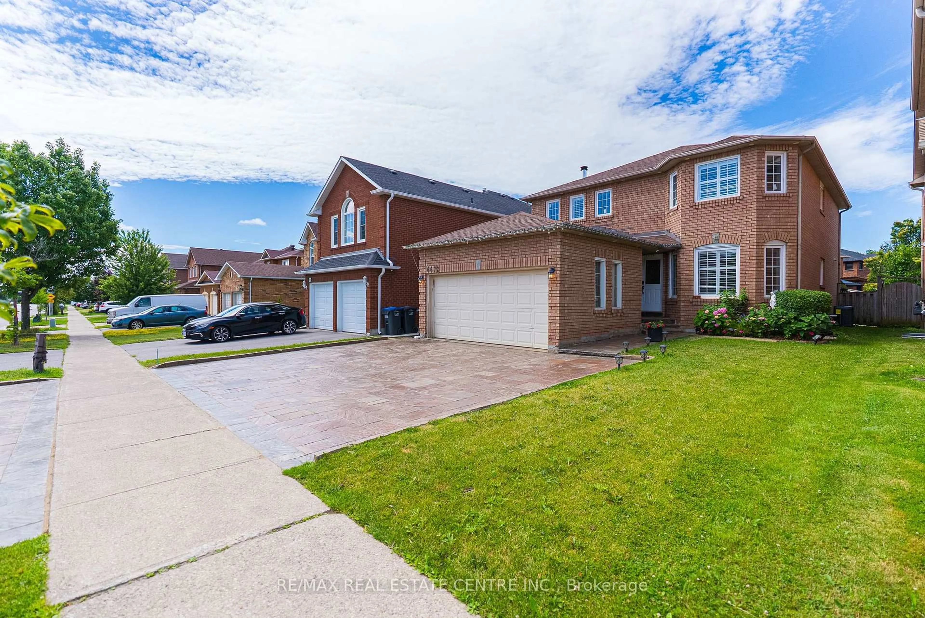 A pic from outside/outdoor area/front of a property/back of a property/a pic from drone, street for 6672 Lisgar Dr, Mississauga Ontario L5N 6V9
