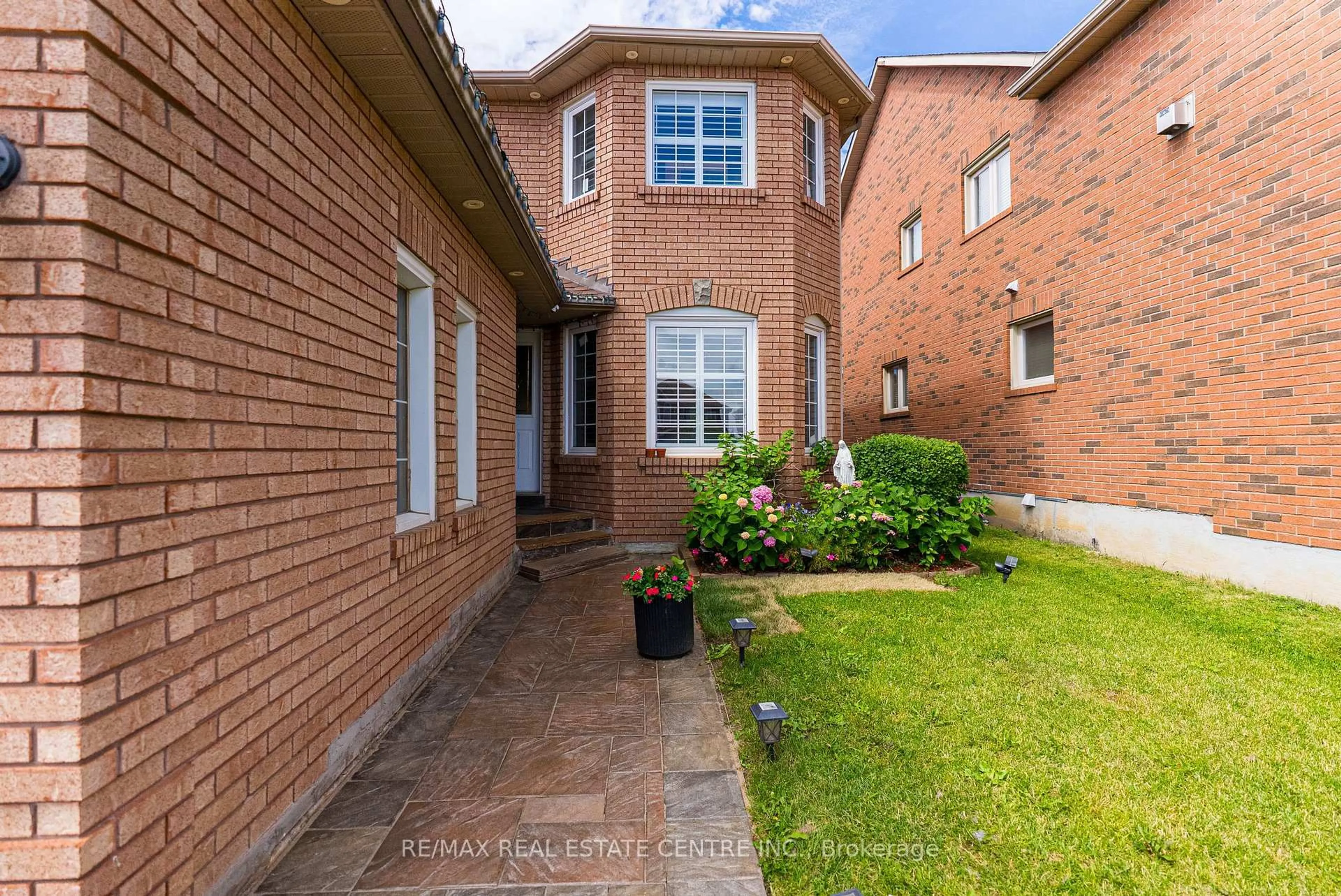 Home with brick exterior material, street for 6672 Lisgar Dr, Mississauga Ontario L5N 6V9