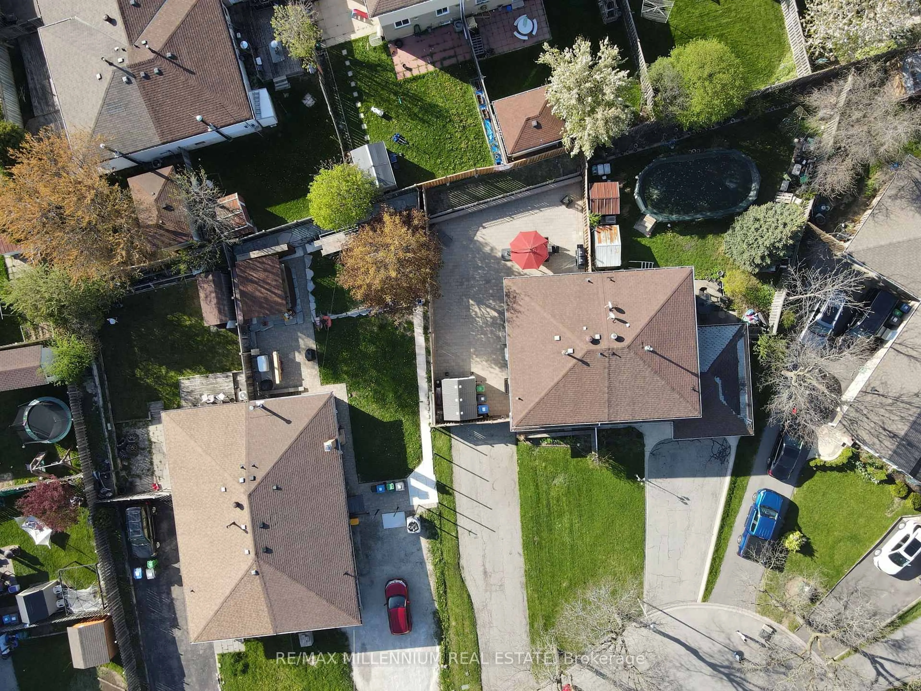 A pic from outside/outdoor area/front of a property/back of a property/a pic from drone, street for 10 Manderley Pl, Brampton Ontario L6S 2S6