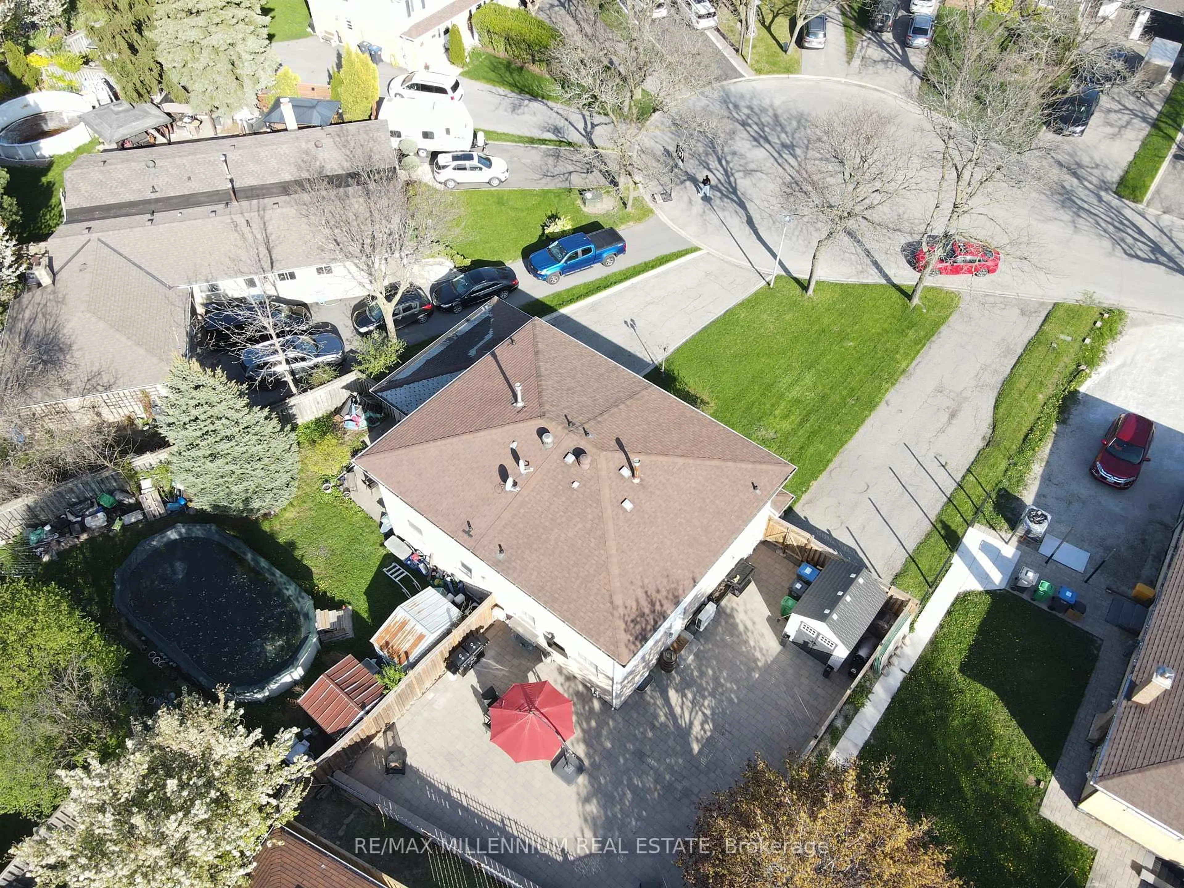 A pic from outside/outdoor area/front of a property/back of a property/a pic from drone, street for 10 Manderley Pl, Brampton Ontario L6S 2S6