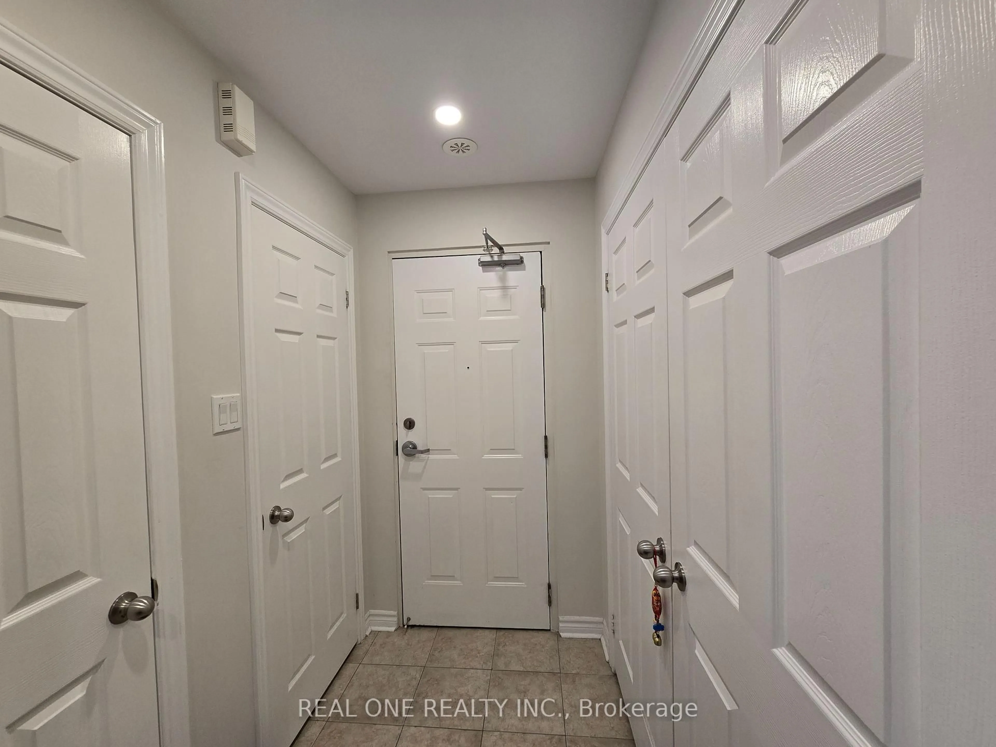 Indoor entryway for 2420 Baronwood Dr #12-02, Oakville Ontario L6M 0X6