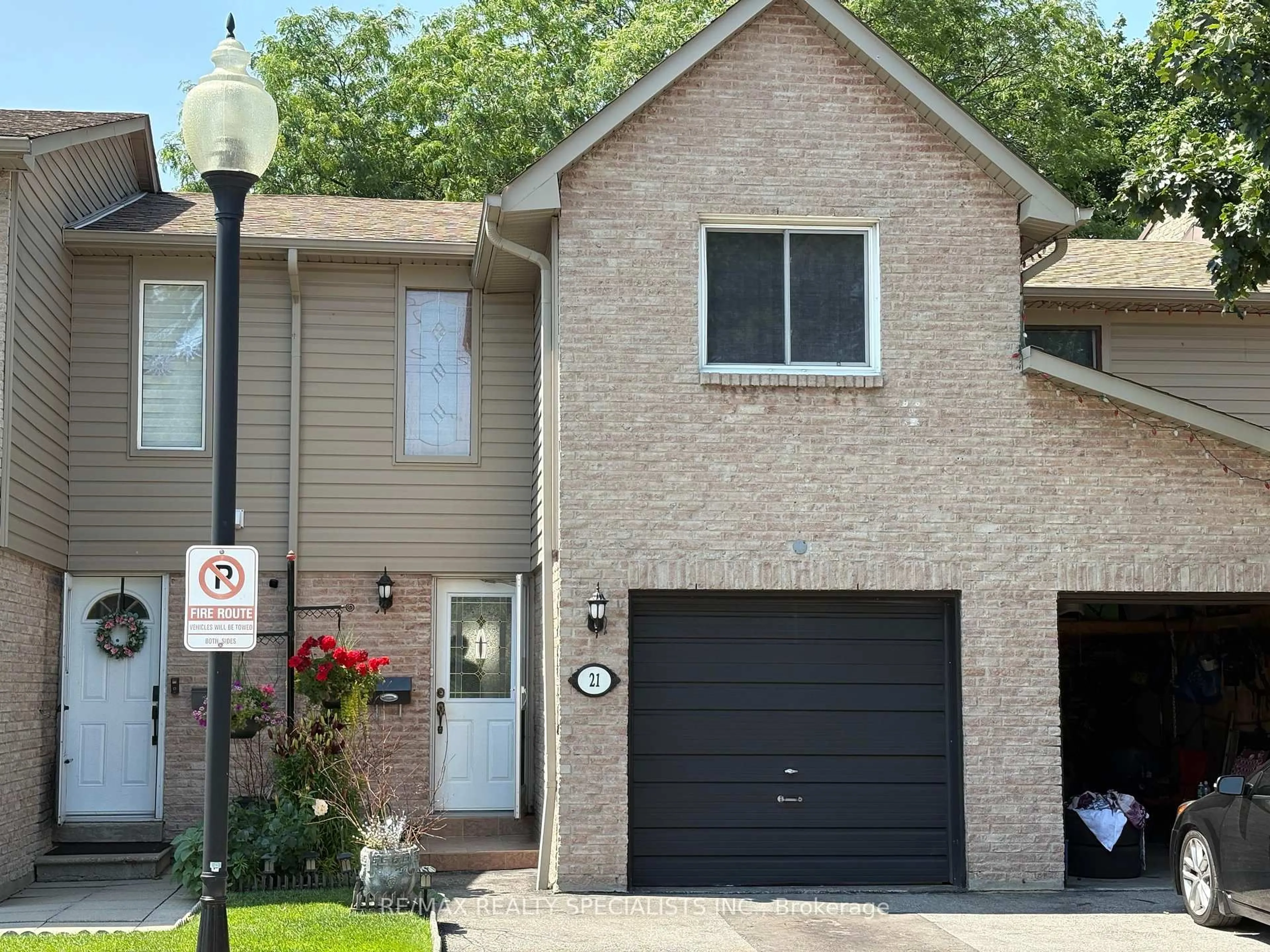 Home with brick exterior material, street for 2035 Asta Dr #21, Mississauga Ontario L5A 3Y2
