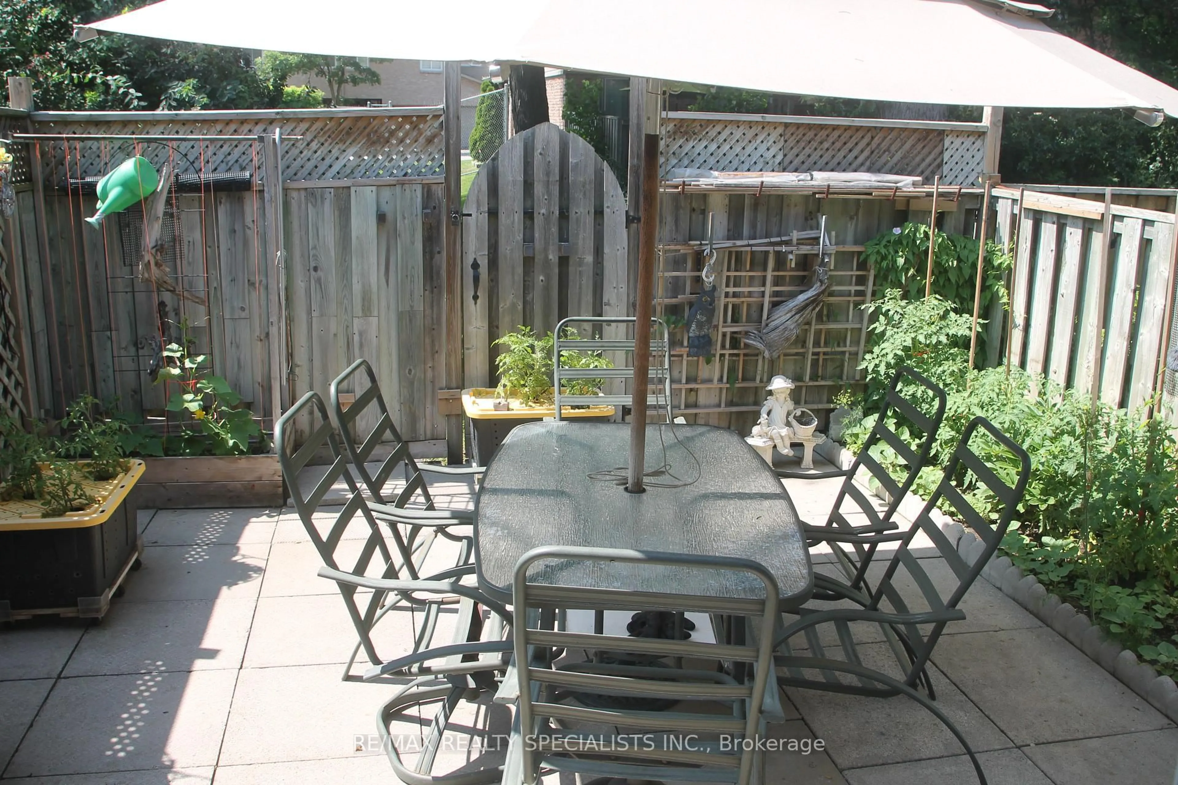 Patio, street for 2035 Asta Dr #21, Mississauga Ontario L5A 3Y2
