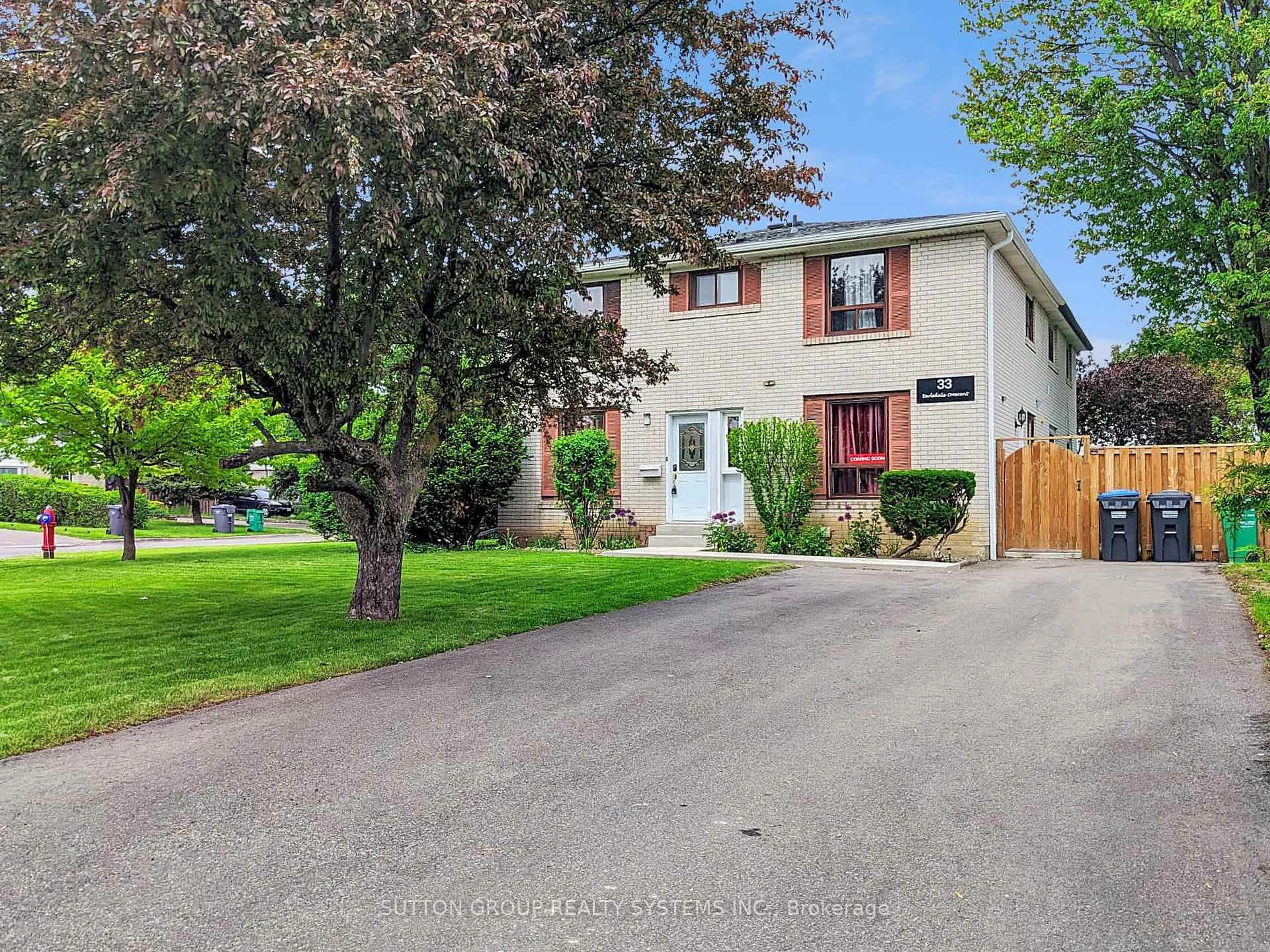 A pic from outside/outdoor area/front of a property/back of a property/a pic from drone, street for 33 Earlsdale Cres, Brampton Ontario L6T 3A7