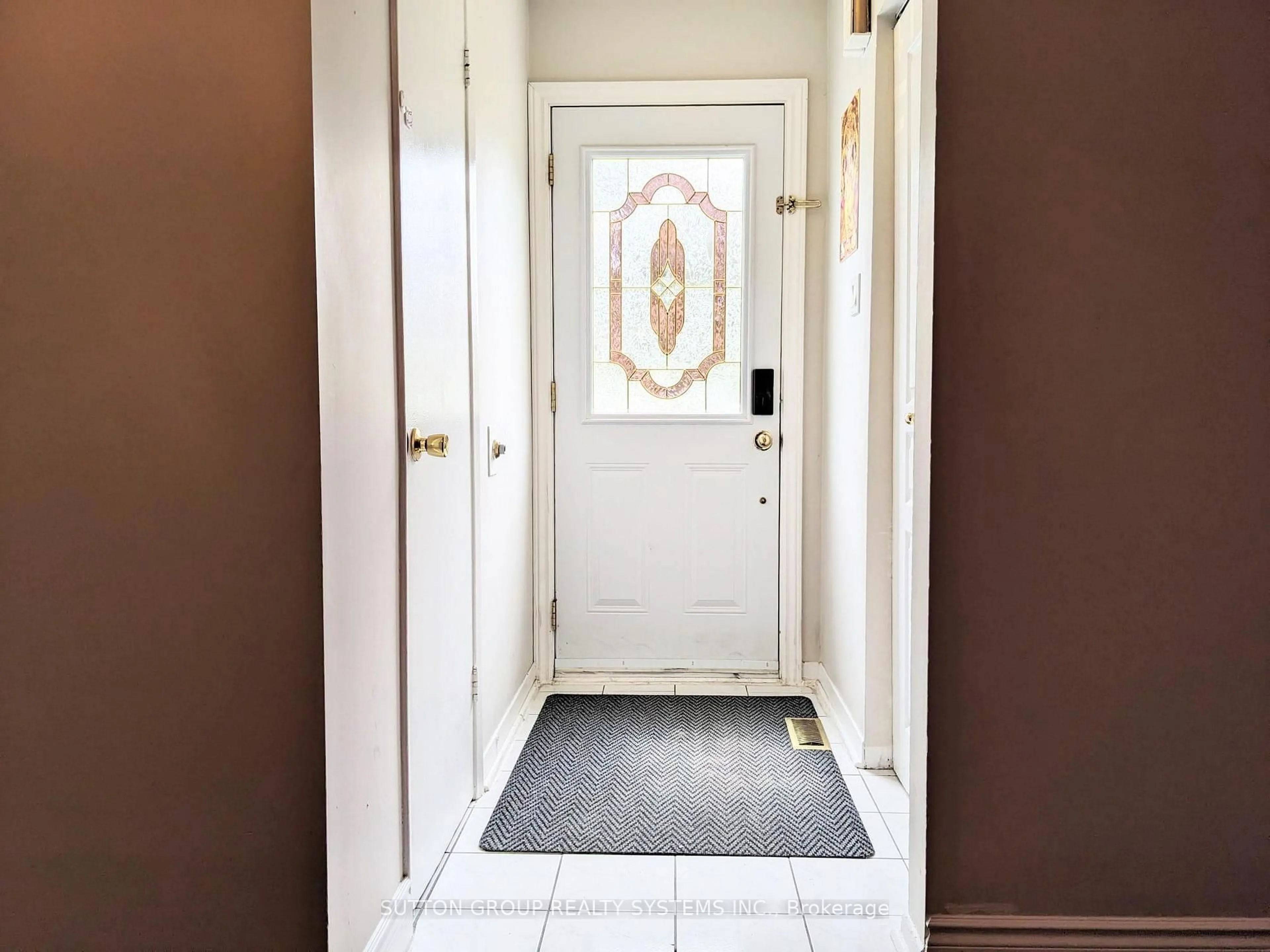 Indoor entryway for 33 Earlsdale Cres, Brampton Ontario L6T 3A7