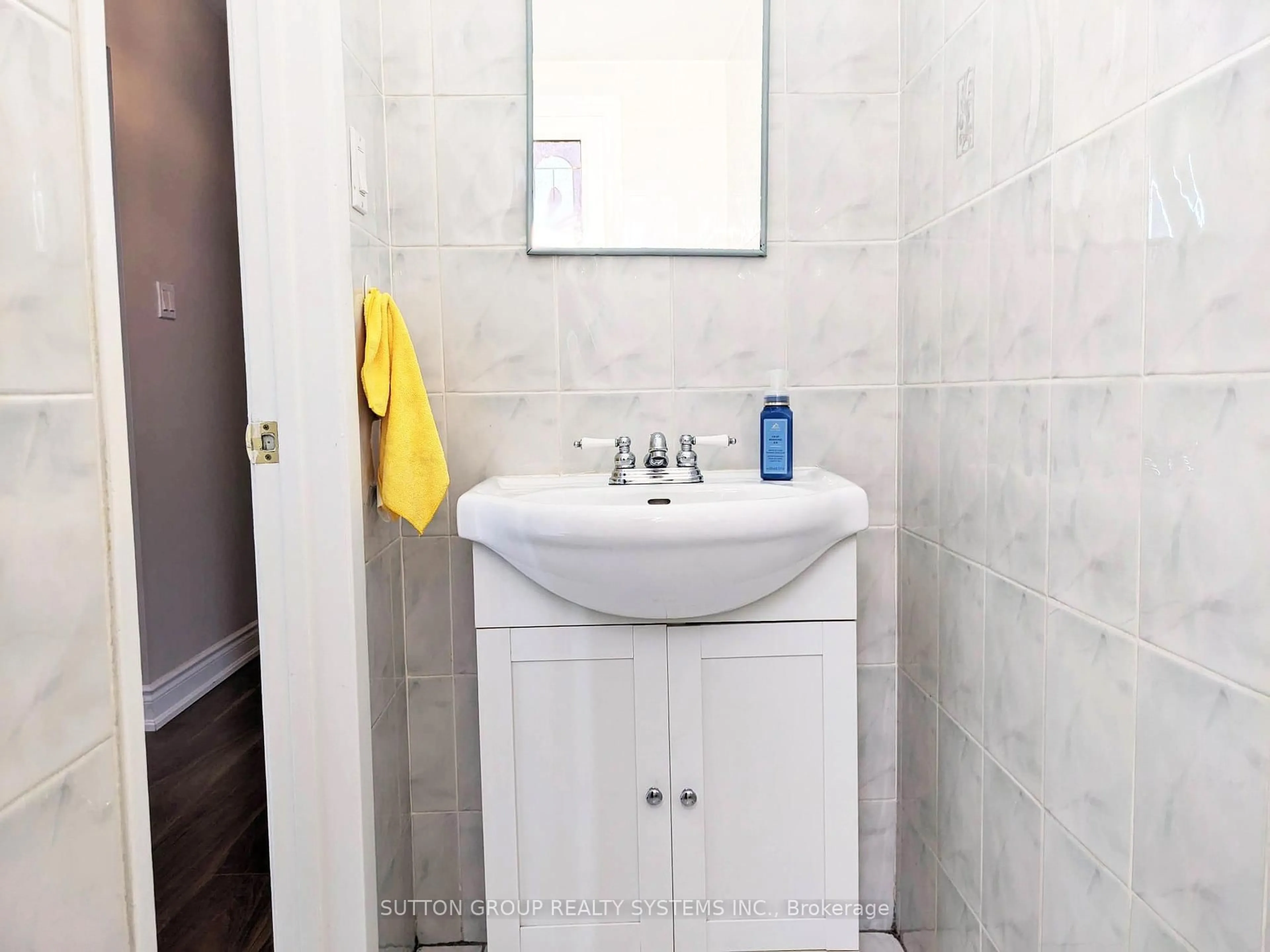 Standard bathroom, ceramic/tile floor for 33 Earlsdale Cres, Brampton Ontario L6T 3A7