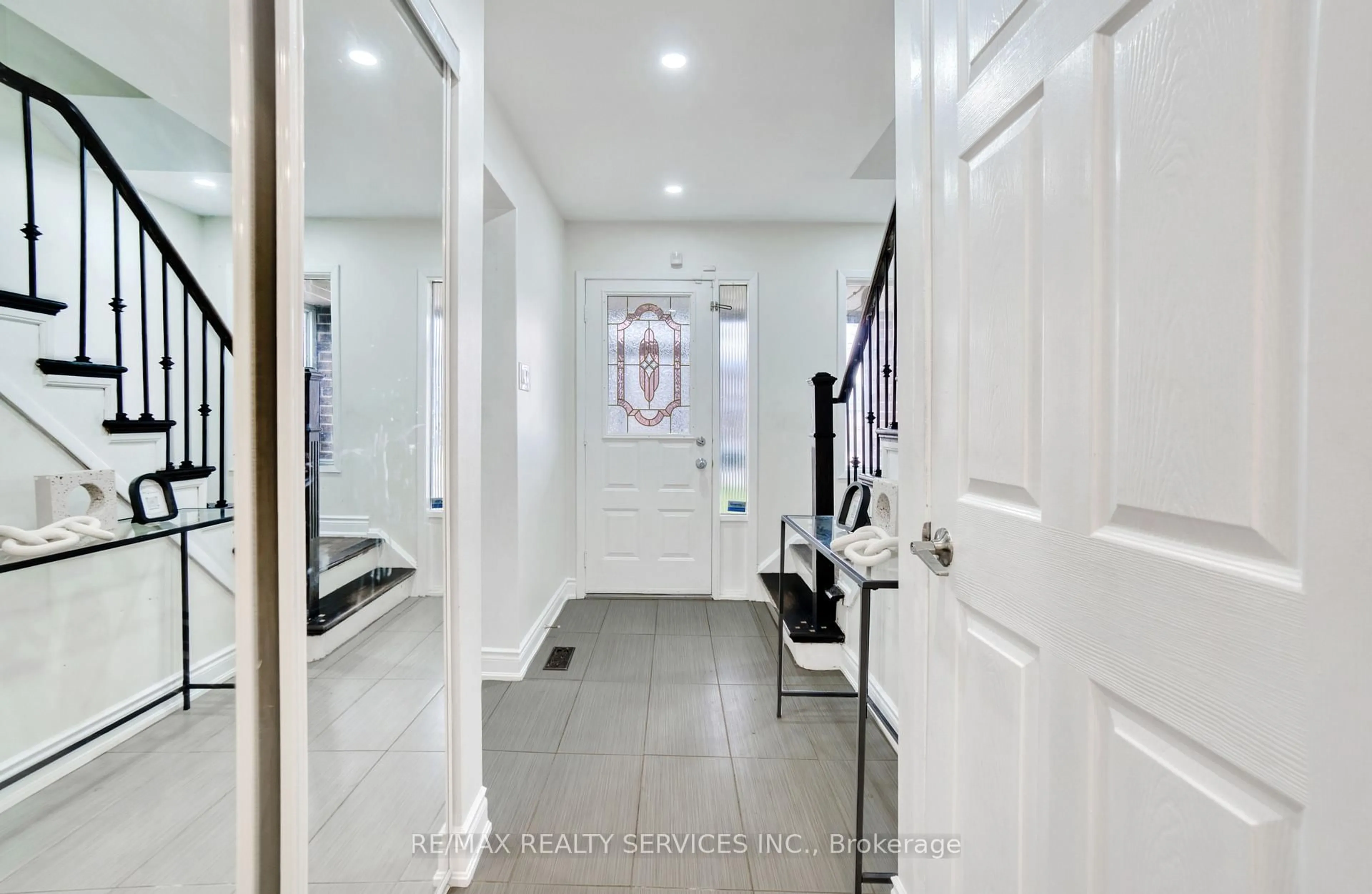 Indoor entryway for 8 Luminous Crt, Brampton Ontario L6Z 2B3